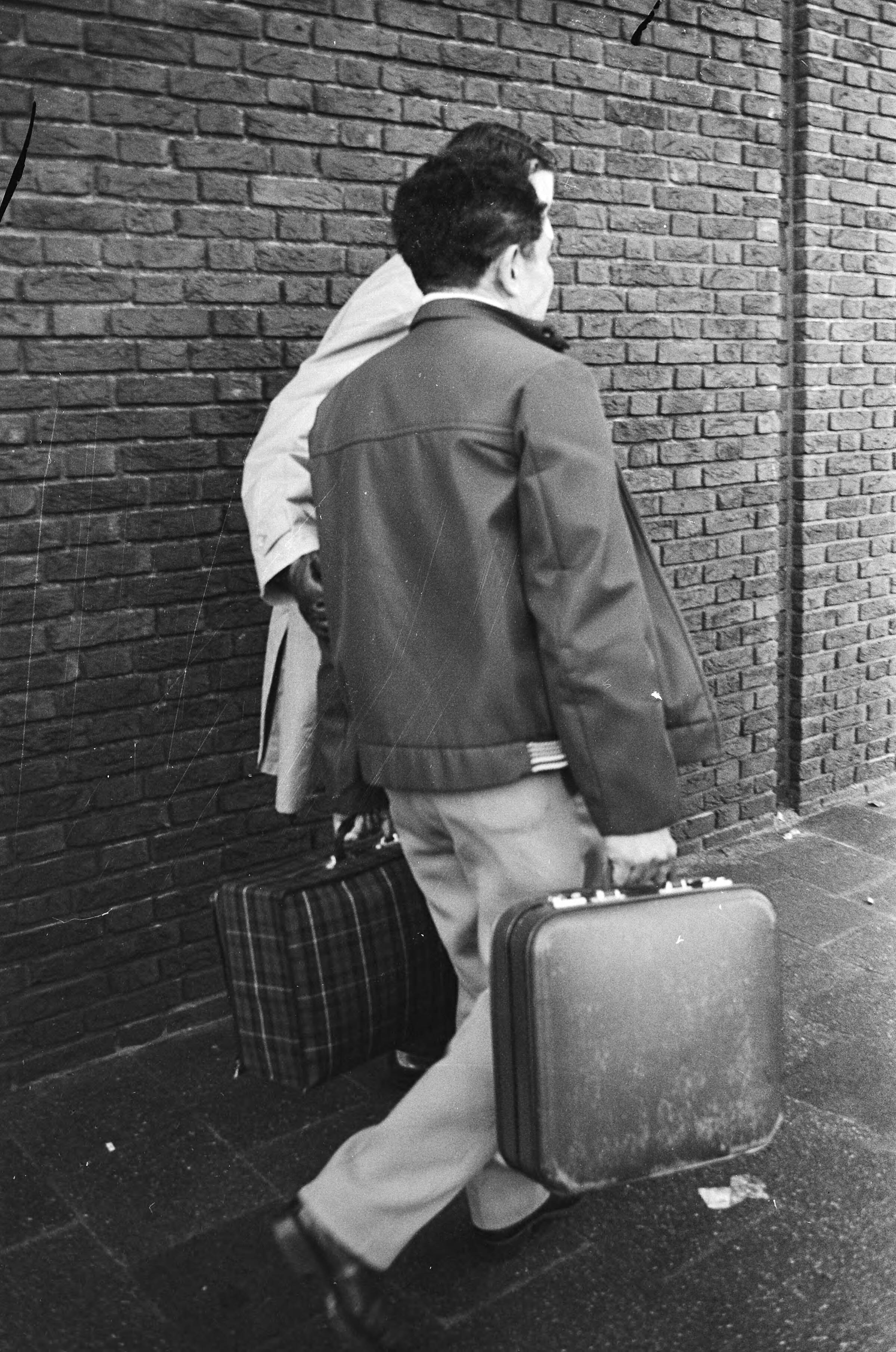 Fotocollectie Anefo — Proces tegen Zuidmolukkers die woning Indonesische amb. bezet hebben in Den Haag; vrijgelaten Zuidmolukker, Paul T. , verlaat gevangenis met advocaat — Foto: Peters, Hans / Anefo. Licentie: Set B: Rechtenvrij / Publiek Domein. Bron: Nationaal Archief. http://hdl.handle.net/10648/abb0b284-d0b4-102d-bcf8-003048976d84