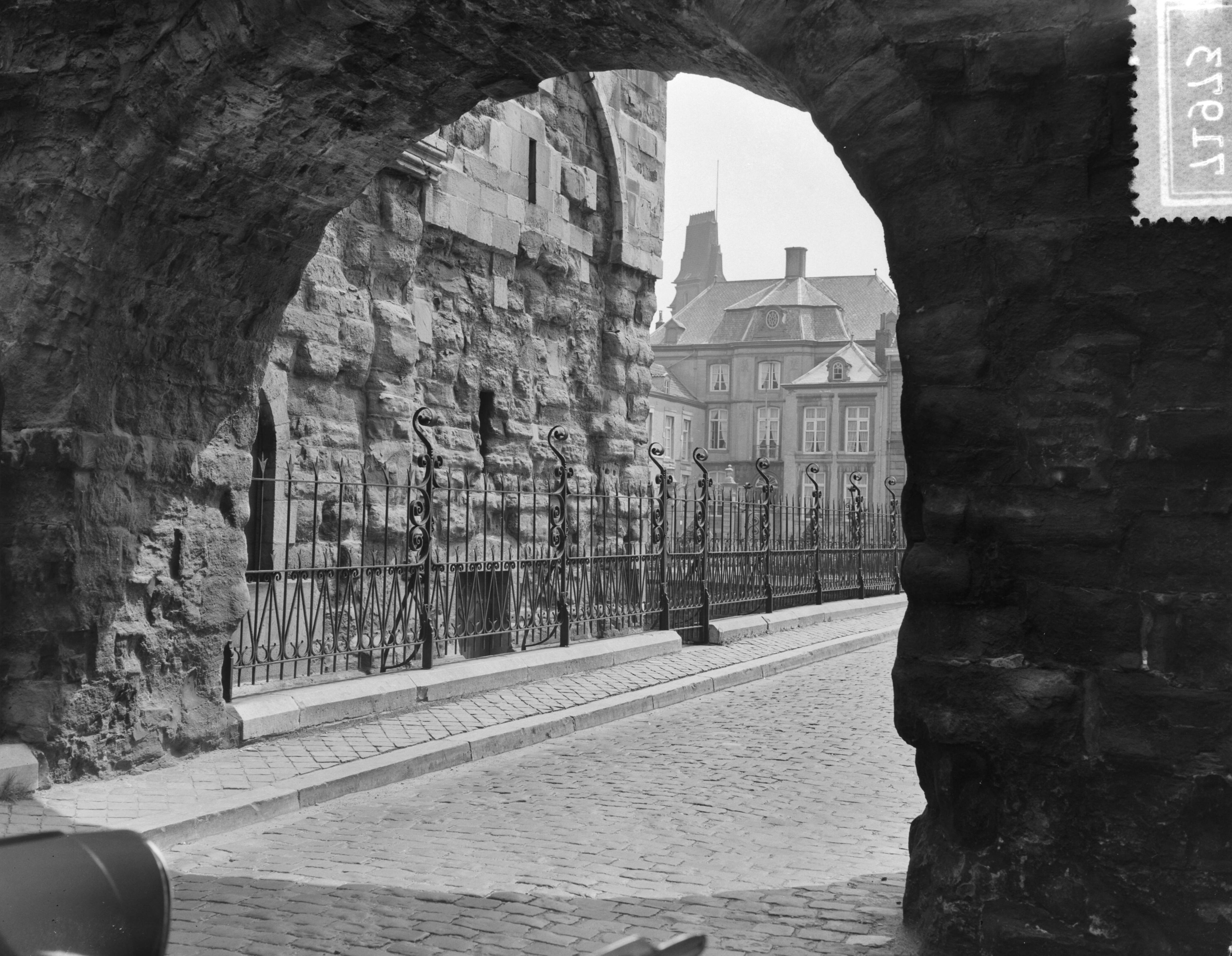 Fotocollectie Anefo — Stadsgezichten Maastricht. Onder de Bogen — Foto: Pot, Harry / Anefo. Licentie: Set B: Rechtenvrij / Publiek Domein. Bron: Nationaal Archief. http://hdl.handle.net/10648/a9371728-d0b4-102d-bcf8-003048976d84