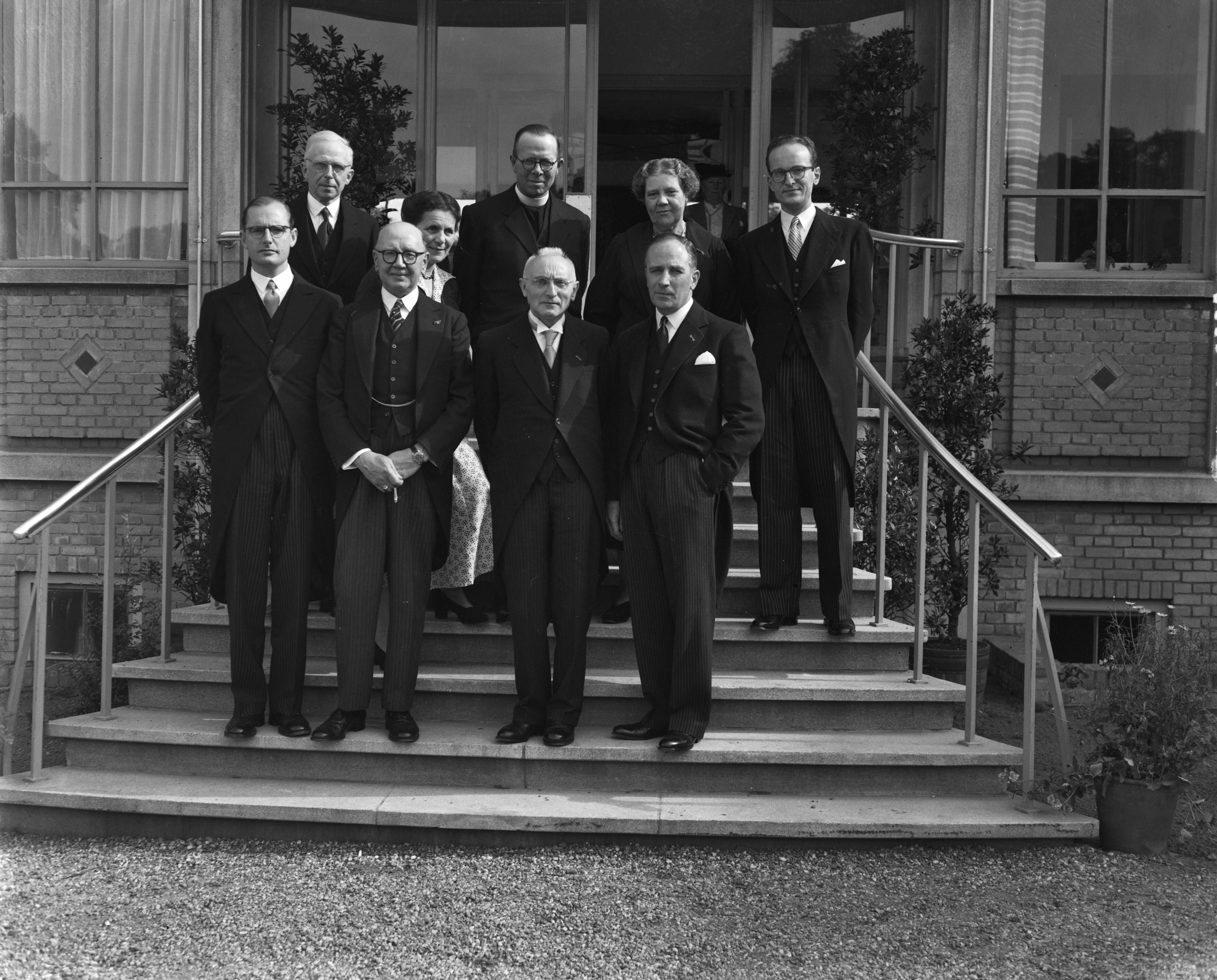 Opening Studenten Sanatorium Laren — Officiële opening van het Nederlandse Studenten Sanatorium Laren door minister van Onderwijs, Kunsten en Wetenschappen, prof. dr. F.J.Th. Rutten [het bestuur van het Sanatorium poseert?] — Foto: Consenheim, Wim / Anefo. Licentie: Set B: Rechtenvrij / Publiek Domein. Bron: Nationaal Archief. http://hdl.handle.net/10648/a8fbb066-d0b4-102d-bcf8-003048976d84