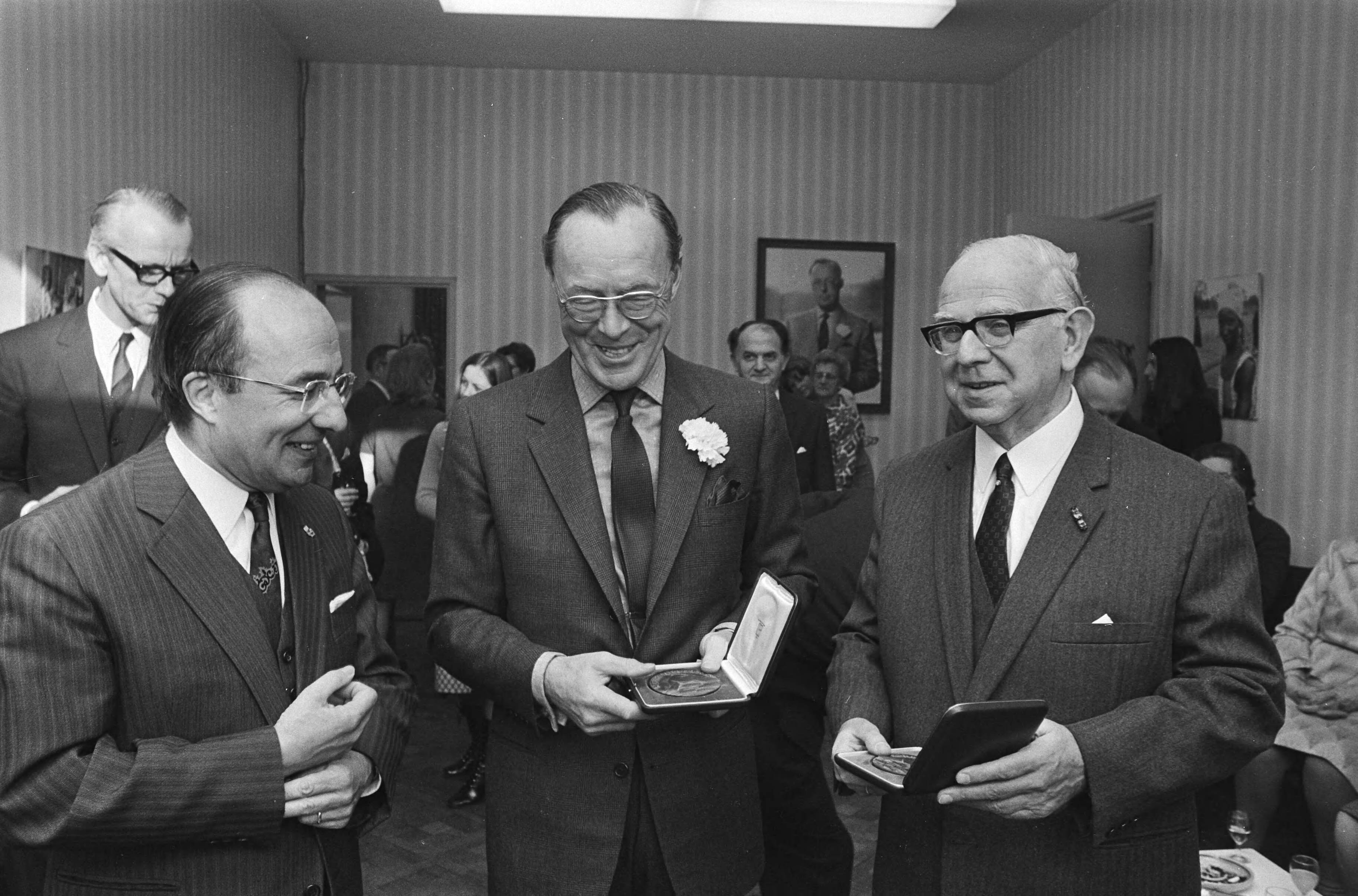 Fotocollectie Anefo — Prins Bernhard en heer Korthals treden af als voorzitter NOVIB, Den Haag nieuwe voorzitter ex-minister Cals, Prins Bernhard , Korthals — Foto: Mieremet, Rob / Anefo. Licentie: Set B: Rechtenvrij / Publiek Domein. Bron: Nationaal Archief. http://hdl.handle.net/10648/abb03d5e-d0b4-102d-bcf8-003048976d84