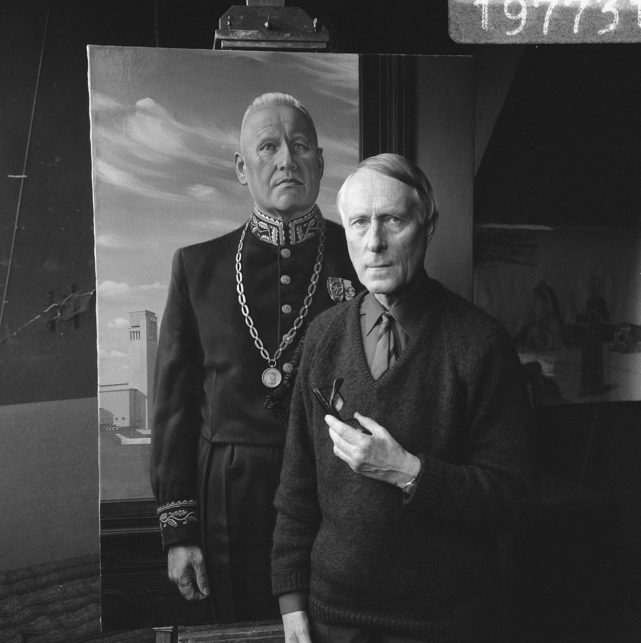 Kunstcollectie Goois Museum — Schilder Carel Willink voor het schilderij dat hij maakte van burgemeester Joost Johannes Gerardus Boot van Hilversum — Foto: Nijs, Jac. de / Anefo. Licentie: Set B: Rechtenvrij / Publiek Domein. Bron: Nationaal Archief. http://hdl.handle.net/10648/ab047dac-d0b4-102d-bcf8-003048976d84