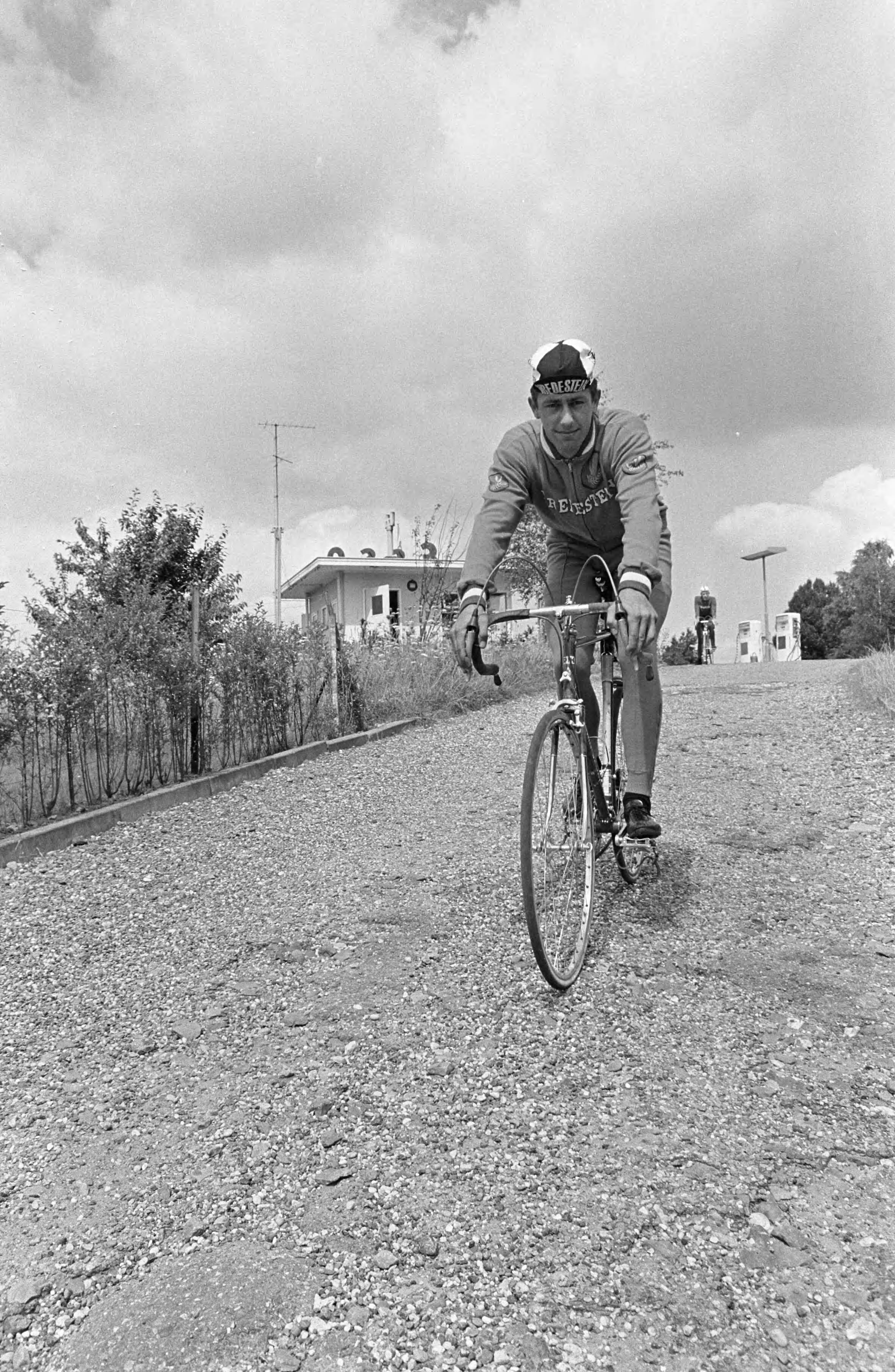 Fotocollectie Anefo — Wielrennen, amateurploeg te Nuth, nummer 4 en 5 Du Bois (kop), nummer 2 en 3 op de fiets — Foto: Nijs, Jac. de / Anefo. Licentie: Set B: Rechtenvrij / Publiek Domein. Bron: Nationaal Archief. http://hdl.handle.net/10648/aaf6bf82-d0b4-102d-bcf8-003048976d84