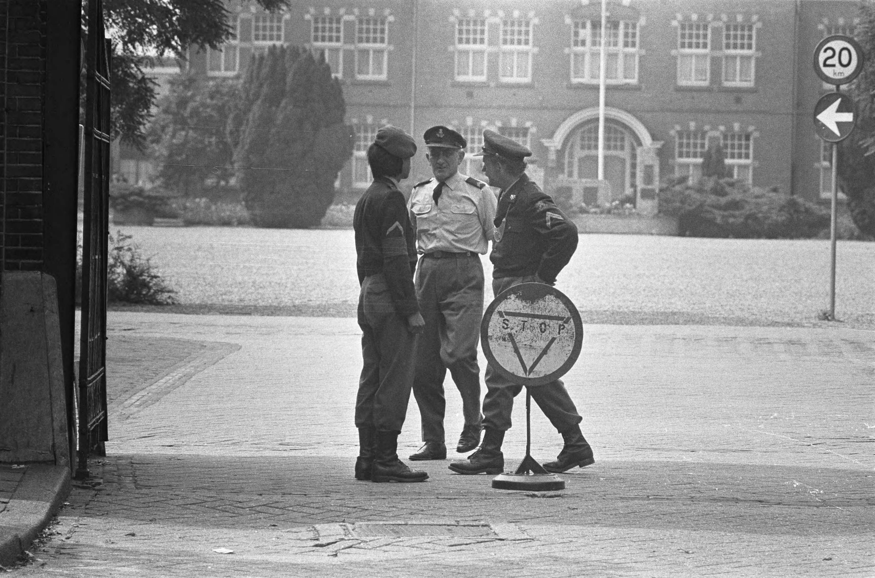 Fotocollectie Anefo — Vandaag groetplicht militairen afgeschaft, soldaat groet officier bij ingang Kromhoutkazerne te Utrecht — Foto: Peters, Hans / Anefo. Licentie: Set B: Rechtenvrij / Publiek Domein. Bron: Nationaal Archief. http://hdl.handle.net/10648/ac3311b6-d0b4-102d-bcf8-003048976d84