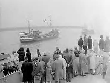 Fotocollectie Anefo — Vlaggetjesdag te Scheveningen, uitvaren van de vloot met publiek — Foto: Behrens, Herbert F. / Anefo. Licentie: Set B: Rechtenvrij / Publiek Domein. Bron: Nationaal Archief. http://hdl.handle.net/10648/a9afabca-d0b4-102d-bcf8-003048976d84