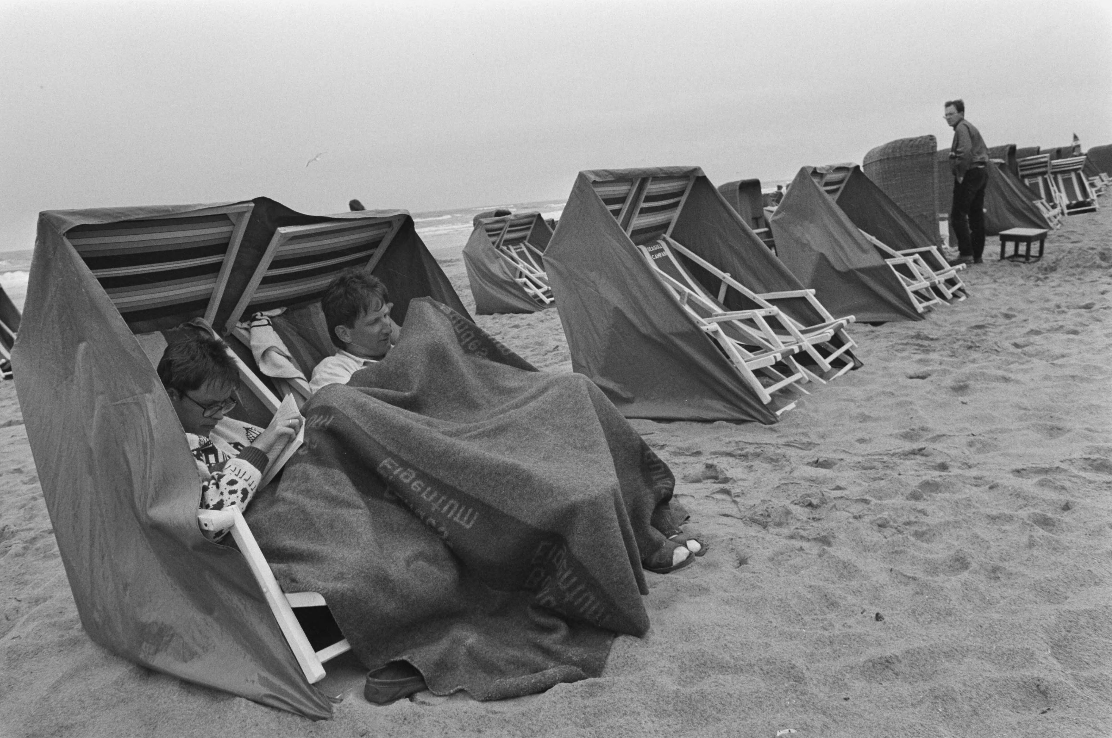 Fotocollectie Anefo — Slecht zomerweer, strand in Zandvoort — Foto: Croes, Rob C. / Anefo. Licentie: Set B: Rechtenvrij / Publiek Domein. Bron: Nationaal Archief. http://hdl.handle.net/10648/ad62c946-d0b4-102d-bcf8-003048976d84
