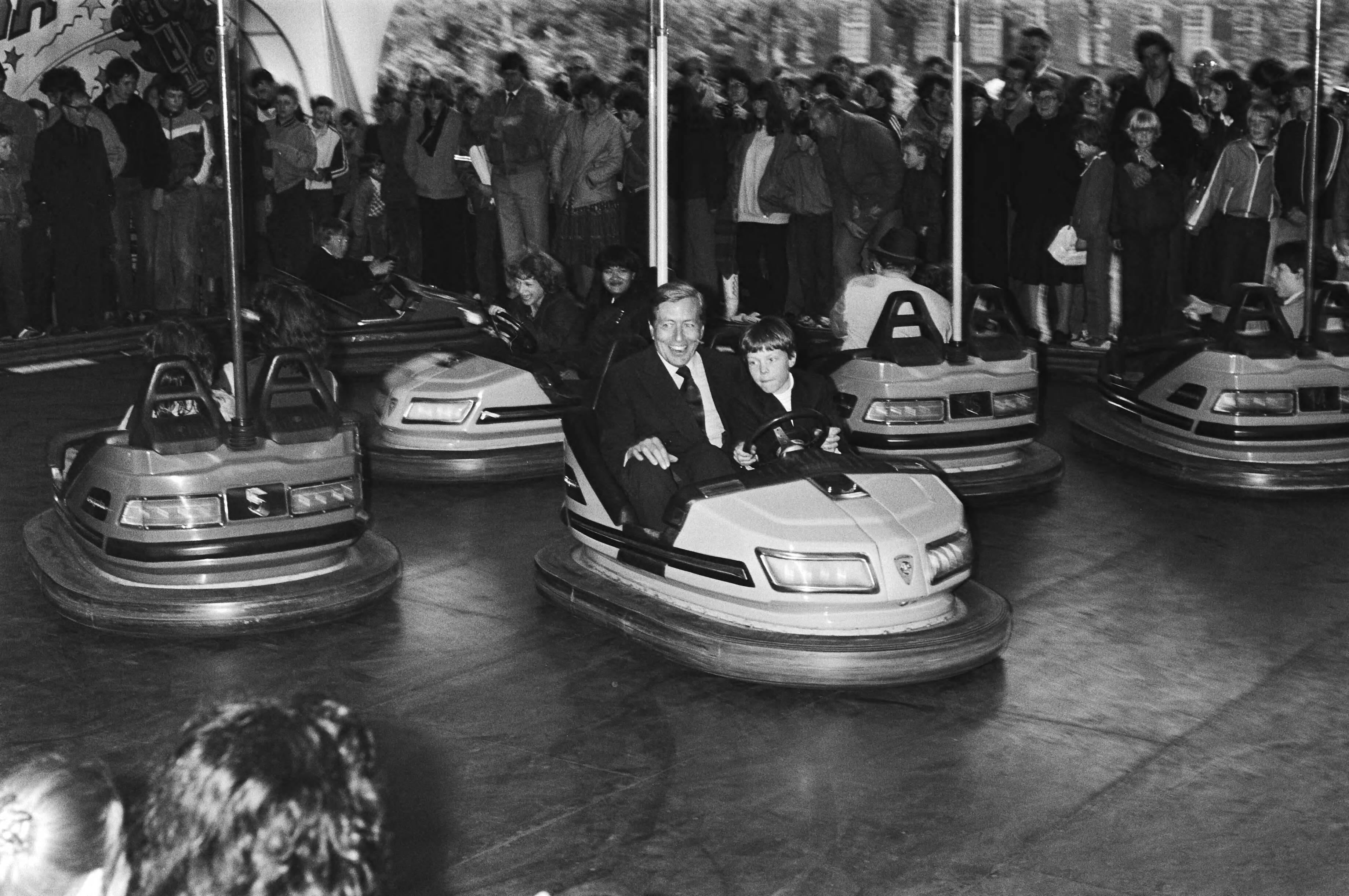 Fotocollectie Anefo — Viering Koninginnedag in Breda, de prinsen in de botsautootjes op de kermis in Breda — Foto: Croes, Rob C. / Anefo. Licentie: Set B: Rechtenvrij / Publiek Domein. Bron: Nationaal Archief. http://hdl.handle.net/10648/acfac51c-d0b4-102d-bcf8-003048976d84