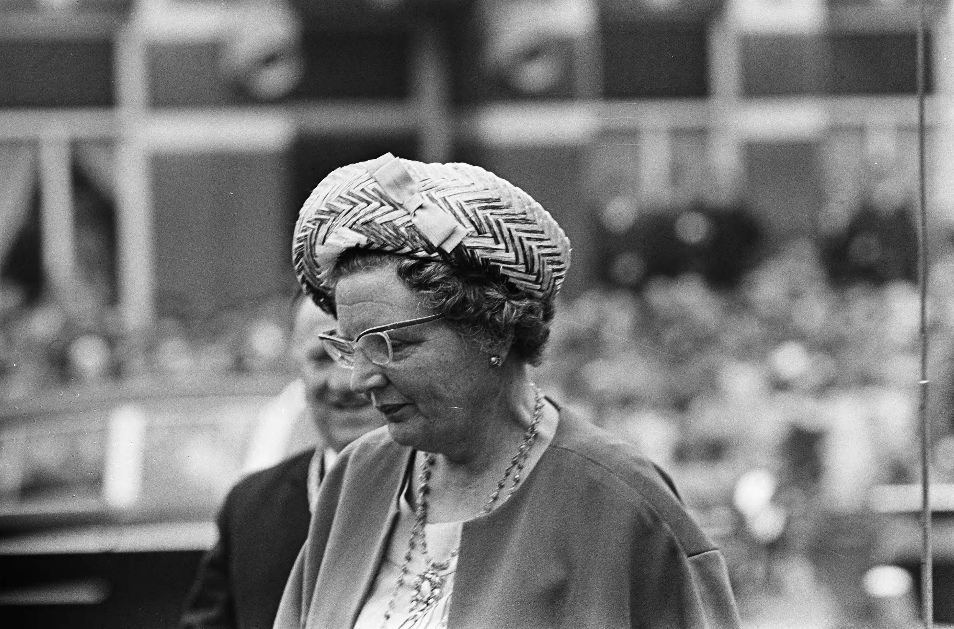 Koningin Juliana onthult het Van Gogh-monument in Zundert — Koningin Juliana heeft in Zundert het Van Gogh monument onthuld — Foto: Fotograaf Onbekend / Anefo. Licentie: Set B: Rechtenvrij / Publiek Domein. Bron: Nationaal Archief. http://hdl.handle.net/10648/aa6af40c-d0b4-102d-bcf8-003048976d84