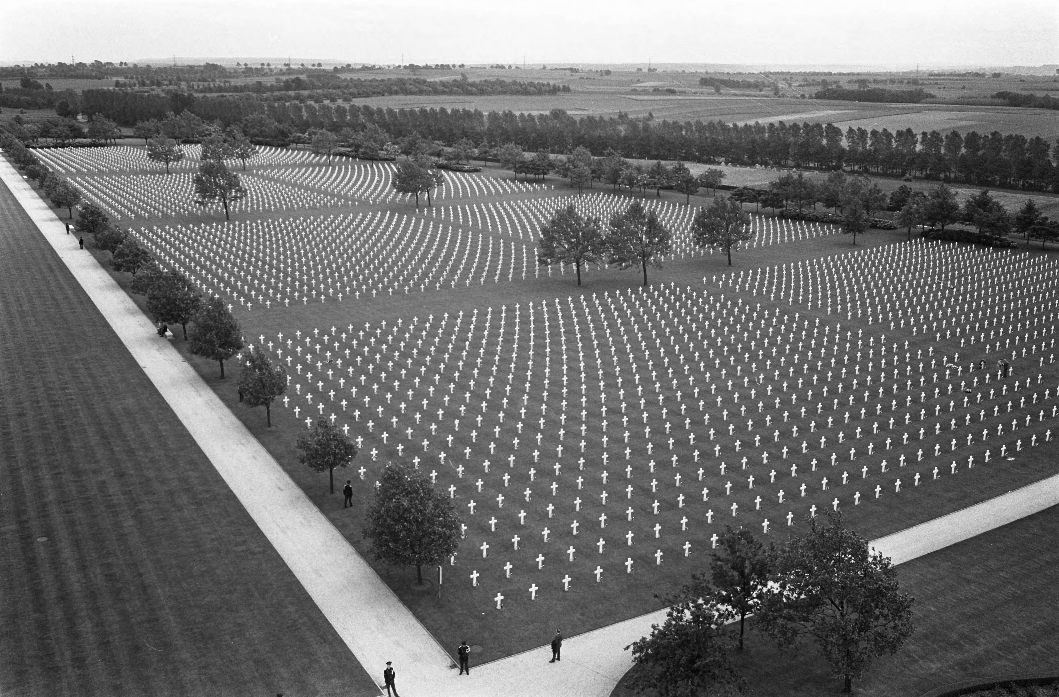 Fotocollectie Anefo — Memorial Day op Margratens erebegraafplaats de begraafplaats — Foto: Koch, Eric / Anefo. Licentie: Set B: Rechtenvrij / Publiek Domein. Bron: Nationaal Archief. http://hdl.handle.net/10648/ab6c130e-d0b4-102d-bcf8-003048976d84