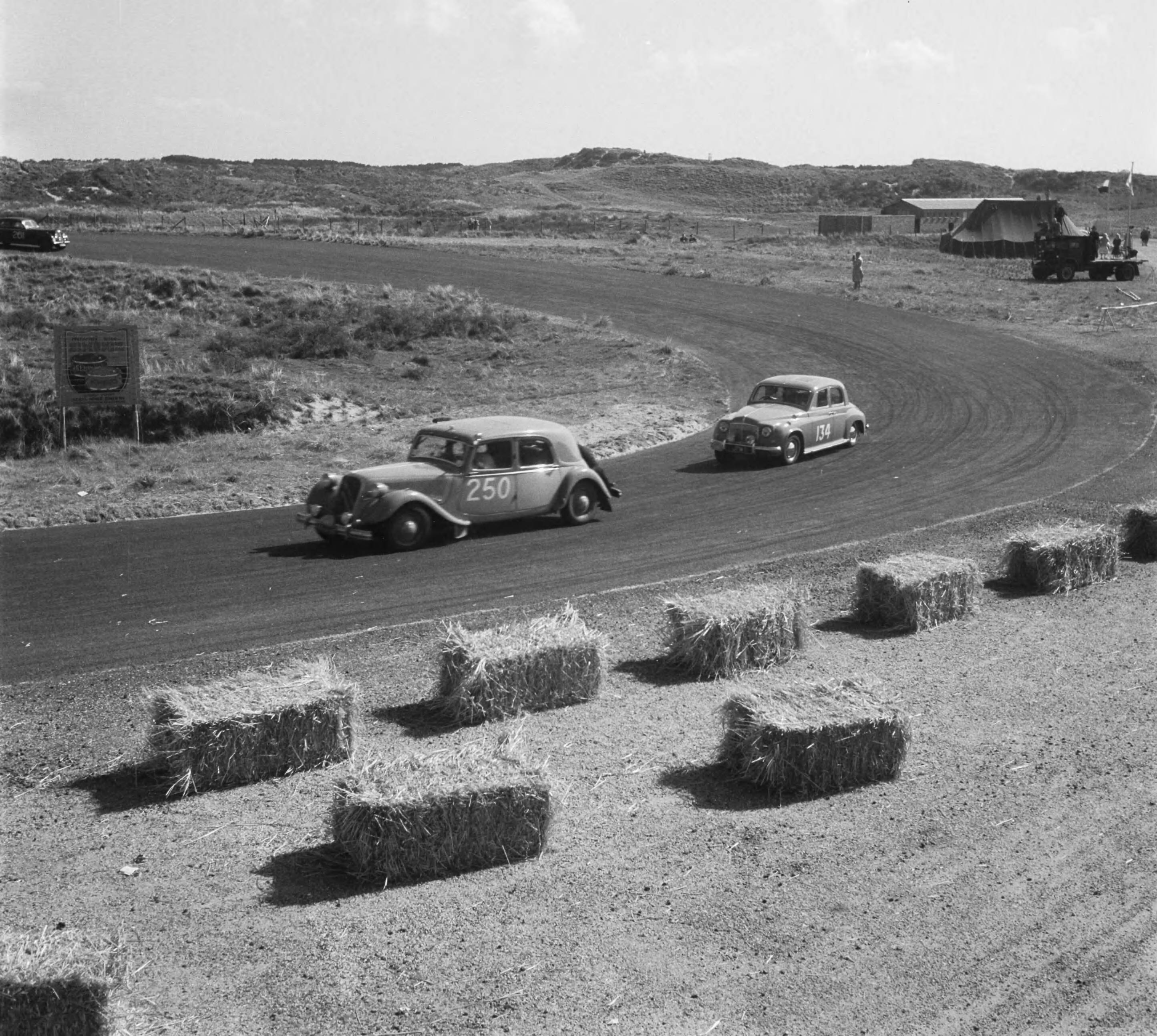 Tulpenrally 1952 — Tulpenrallye. Snelheidsproef op circuit Zandvoort — Foto: Noske, J.D. / Anefo. Licentie: Set B: Rechtenvrij / Publiek Domein. Bron: Nationaal Archief. http://hdl.handle.net/10648/a8f8a452-d0b4-102d-bcf8-003048976d84