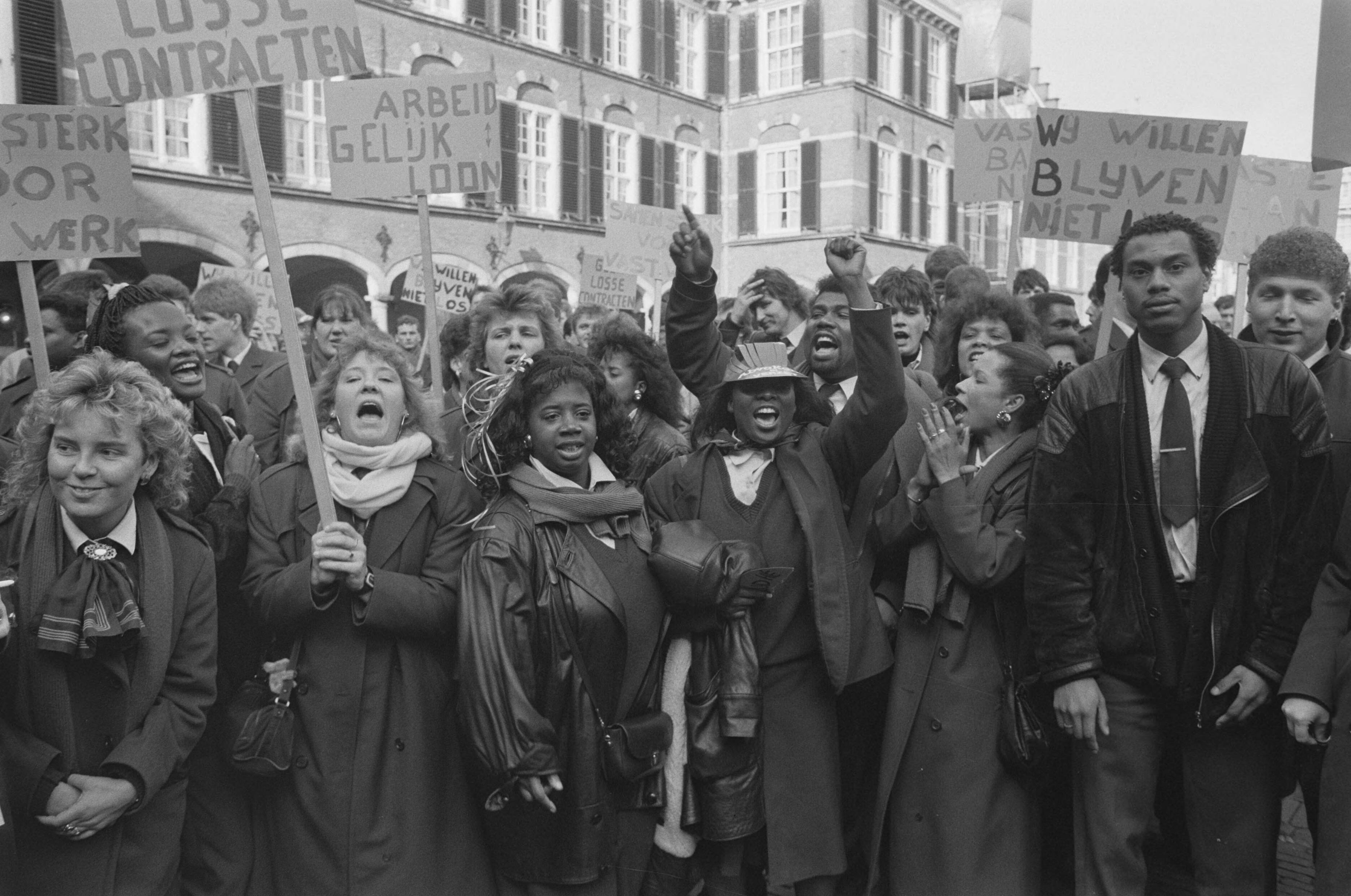Fotocollectie Anefo — Wagenbegeleiders (z.g. VIC-ers) demonstreren in Den Haag voor vast werk — Foto: Croes, Rob C. / Anefo. Licentie: Set B: Rechtenvrij / Publiek Domein. Bron: Nationaal Archief. http://hdl.handle.net/10648/ad6928cc-d0b4-102d-bcf8-003048976d84