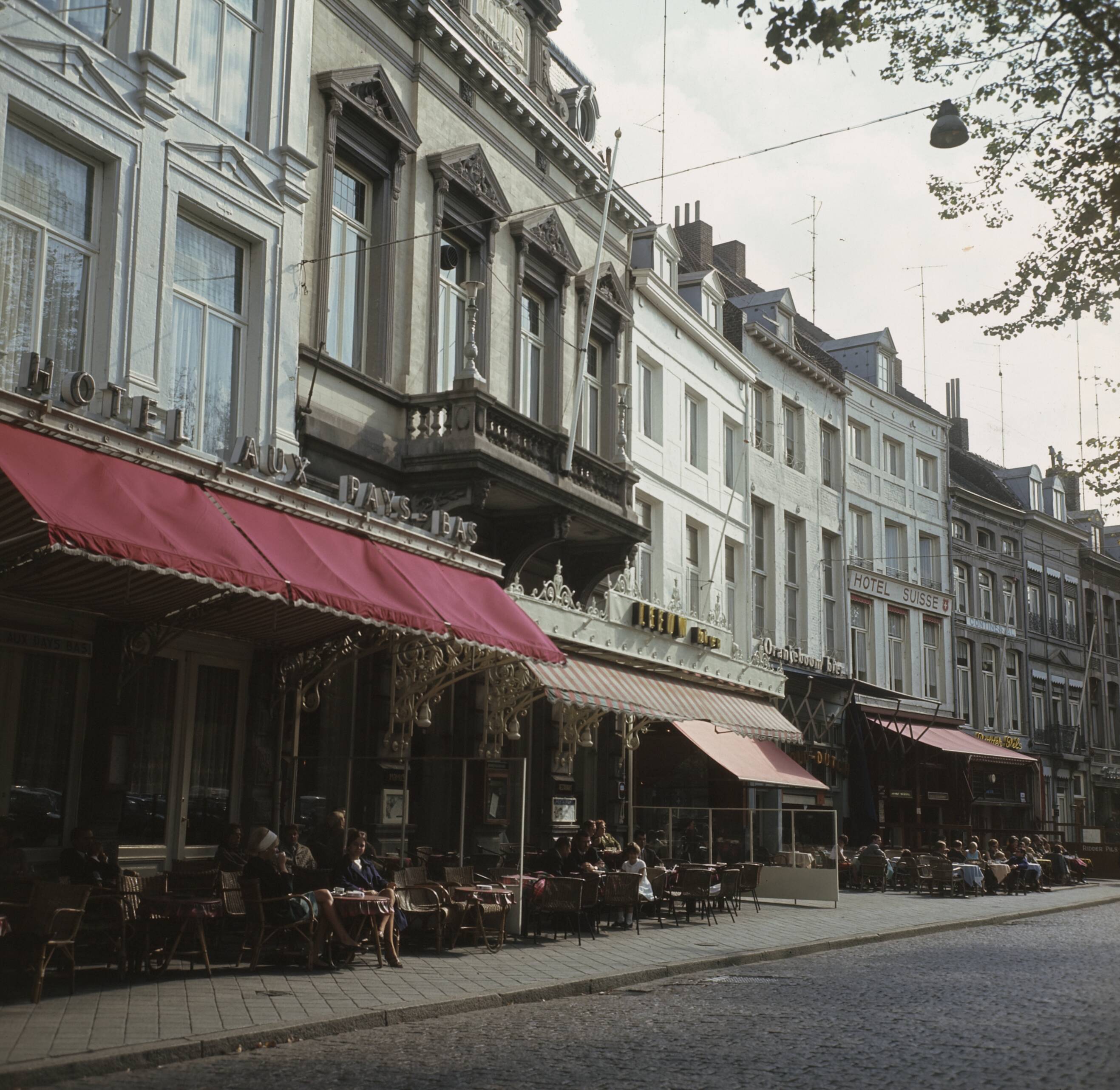 Fotocollectie Anefo — Maastricht: stadsgezichten; Vrijthof — Foto: Nijs, Jac. de / Anefo. Licentie: Set B: Rechtenvrij / Publiek Domein. Bron: Nationaal Archief. http://hdl.handle.net/10648/ad8e9a08-d0b4-102d-bcf8-003048976d84