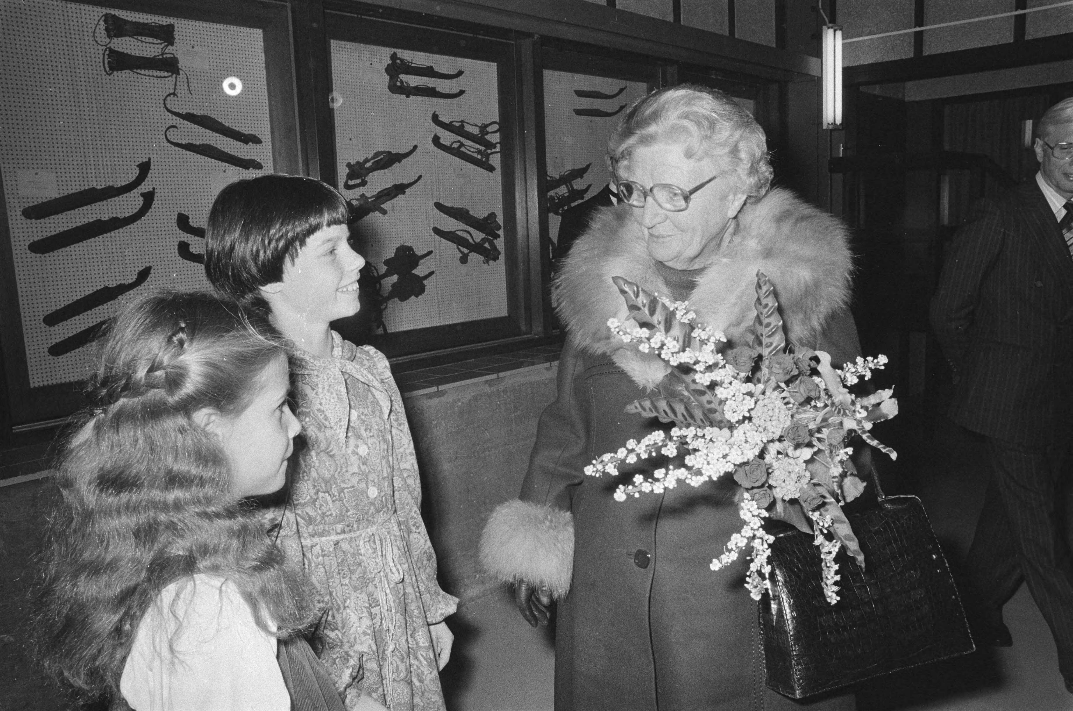 Fotocollectie Anefo — Kunstrijden Challengecup in Den Haag in aanwezigheid van koningin Juliana ; aankomst — Foto: Verhoeff, Bert / Anefo. Licentie: Set B: Rechtenvrij / Publiek Domein. Bron: Nationaal Archief. http://hdl.handle.net/10648/acbfc43a-d0b4-102d-bcf8-003048976d84
