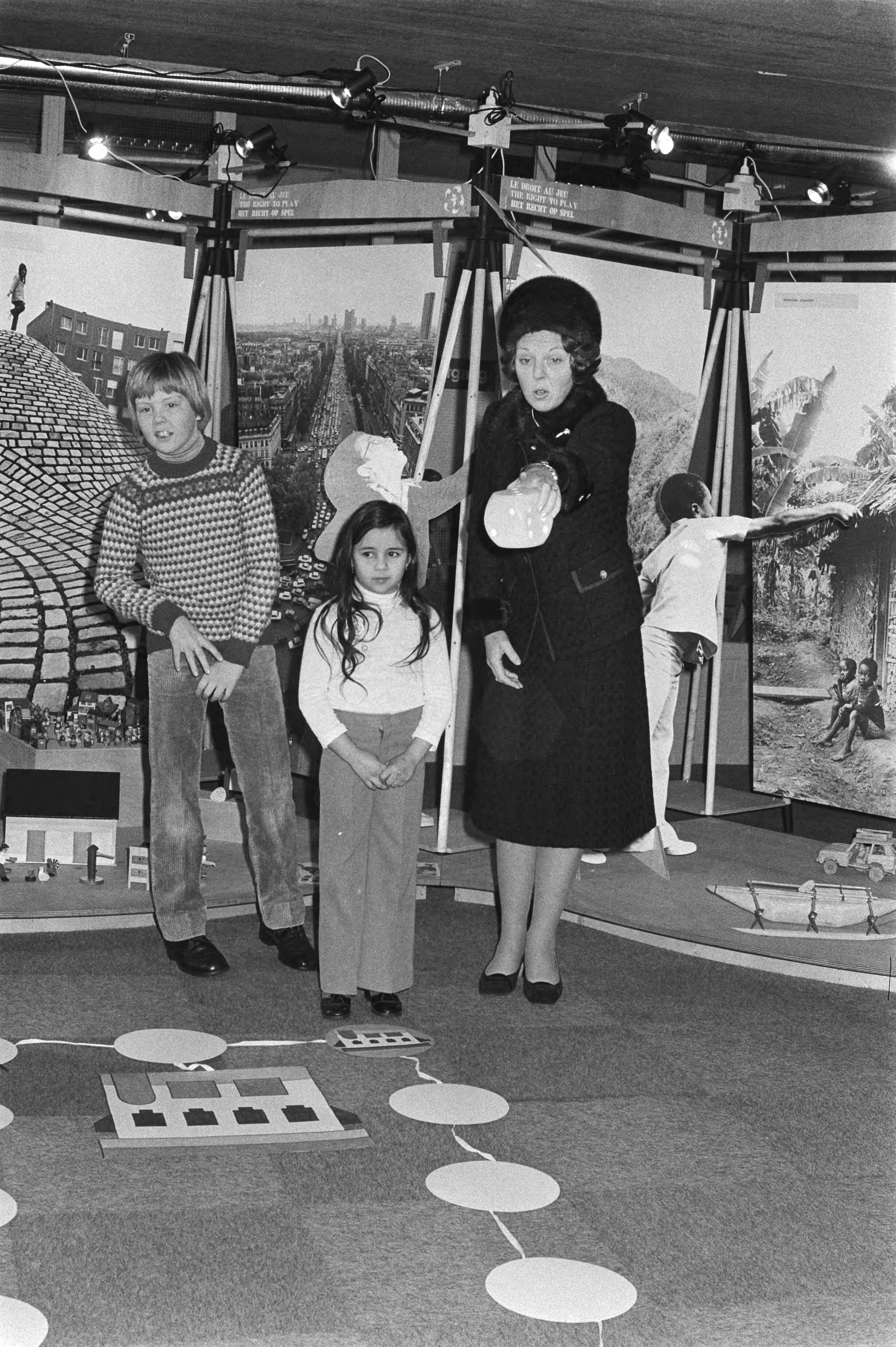 Fotocollectie Anefo — Prinses Beatrix opent tentoonstelling "Spel en Speelgoed uit de Gehele Wereld" in Babylon-complex in Den Haag — Foto: Suyk, Koen / Anefo. Licentie: Set B: Rechtenvrij / Publiek Domein. Bron: Nationaal Archief. http://hdl.handle.net/10648/acc3a2d0-d0b4-102d-bcf8-003048976d84