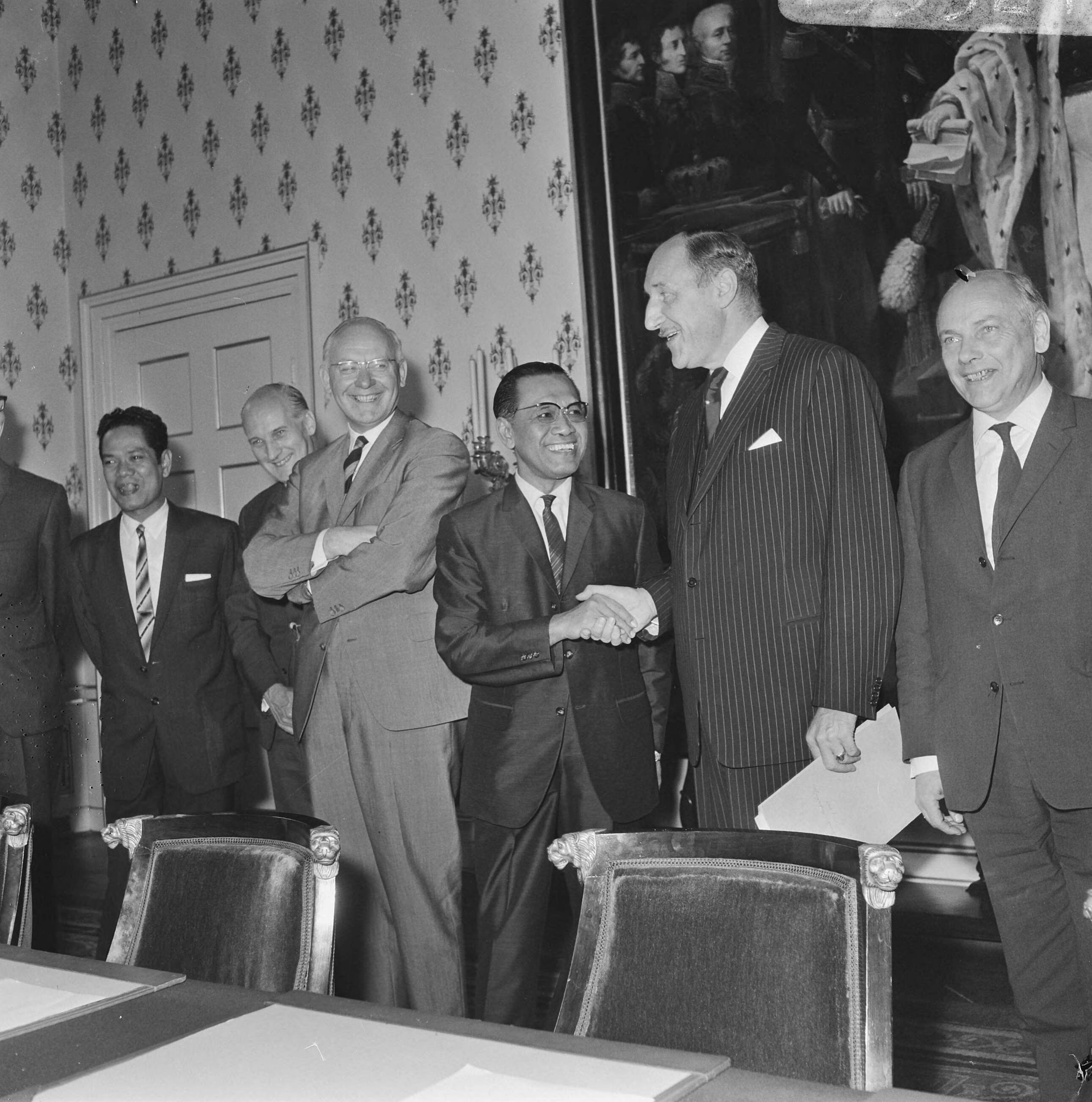 Nederland-Indonesië besprekingen te Den Haag — Sultan Hamengkoe Buwone en Minister J. Luns schudden elkaar de hand bij aanvang van de vergadering — Foto: Voets, Jan / Anefo. Licentie: Set B: Rechtenvrij / Publiek Domein. Bron: Nationaal Archief. http://hdl.handle.net/10648/aafb6a46-d0b4-102d-bcf8-003048976d84