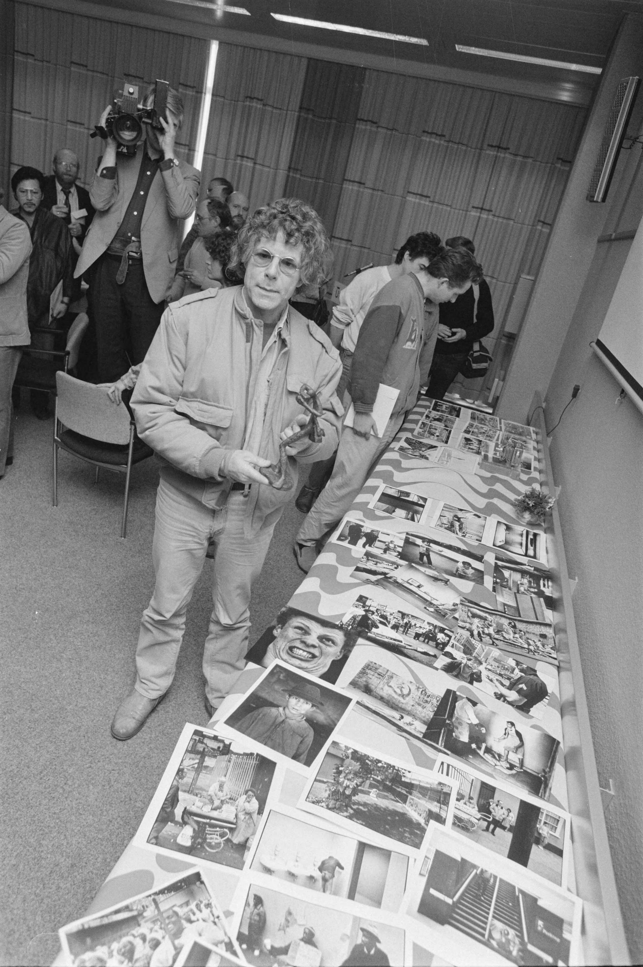 Fotocollectie Anefo — Bekendmaking winnaars Zilveren Camera (Utrecht); fotojournalist van het jaar Peter Martens — Foto: Bogaerts, Rob / Anefo. Licentie: Set B: Rechtenvrij / Publiek Domein. Bron: Nationaal Archief. http://hdl.handle.net/10648/ad679bb0-d0b4-102d-bcf8-003048976d84