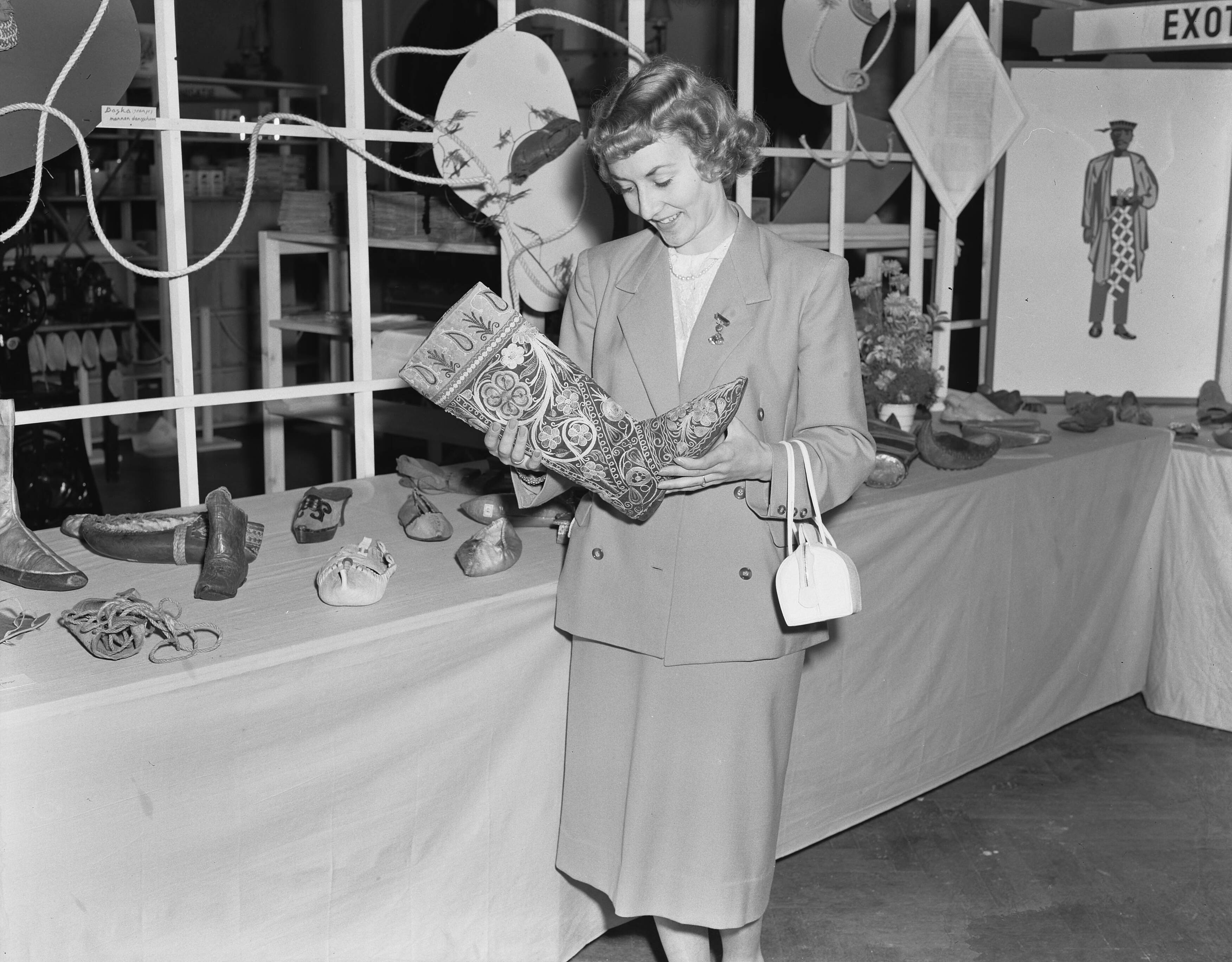 Tentoonstelling 'Het Gulden Voetspoor'. Expositie van de geschiedenis van het schoeisel in Den Haag — Foto: Pot, Harry / Anefo. — Licentie: Set B: Rechtenvrij / Publiek Domein. Bron: Nationaal Archief. http://hdl.handle.net/10648/a8efe808-d0b4-102d-bcf8-003048976d84