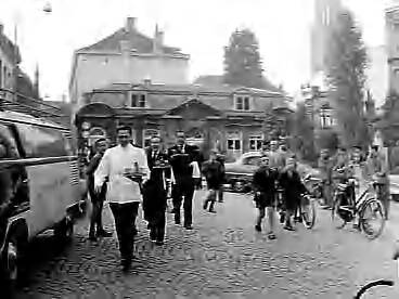 Fotocollectie Anefo — Internationale kelnersrace in Maastricht — Foto: Behrens, Herbert F. / Anefo. Licentie: Set B: Rechtenvrij / Publiek Domein. Bron: Nationaal Archief. http://hdl.handle.net/10648/a96c00d2-d0b4-102d-bcf8-003048976d84