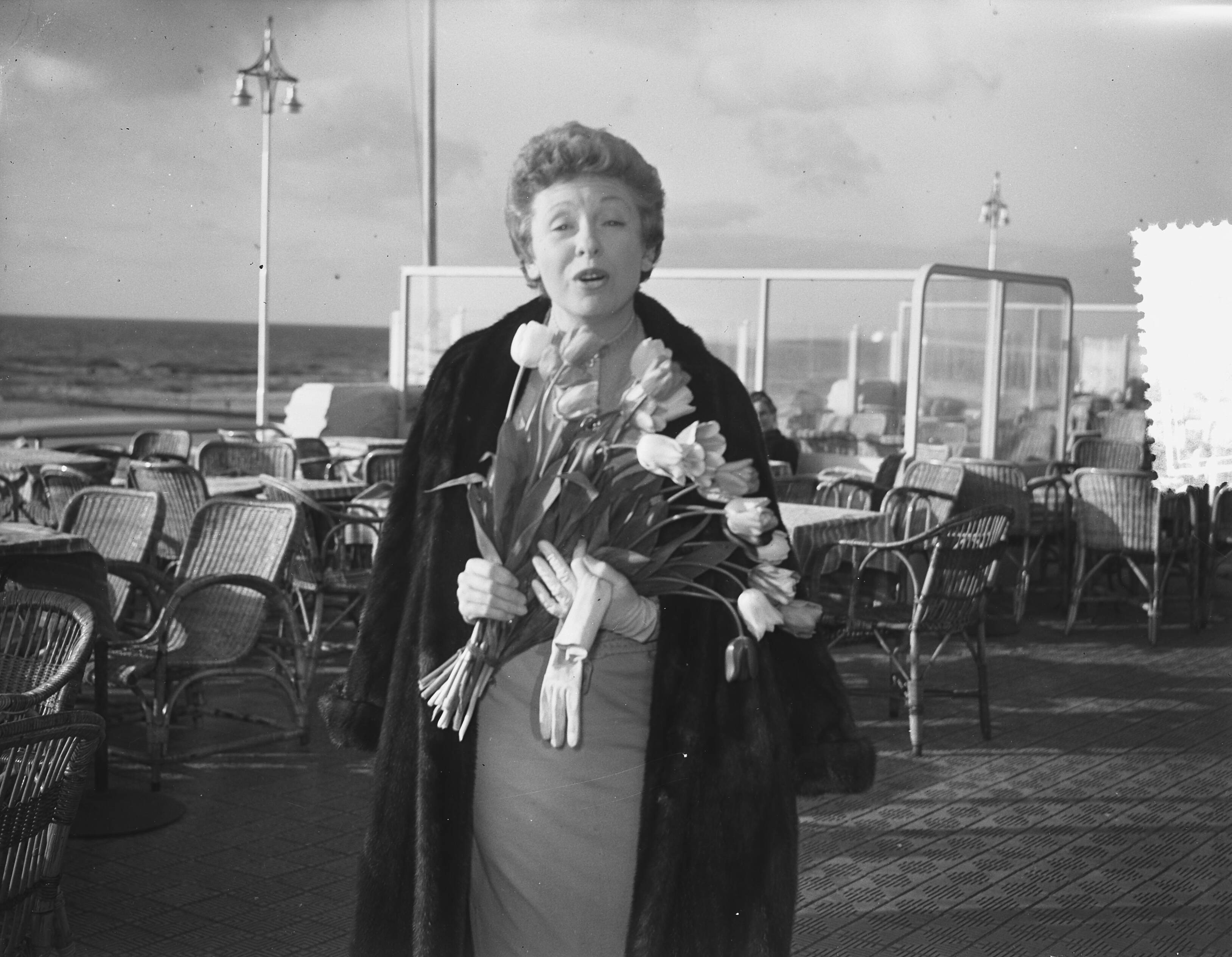Fotocollectie Anefo — De Franse zangeres Patachou in Scheveningen — Foto: Bilsen, Joop van / Anefo. Licentie: Set B: Rechtenvrij / Publiek Domein. Bron: Nationaal Archief. http://hdl.handle.net/10648/a933e094-d0b4-102d-bcf8-003048976d84