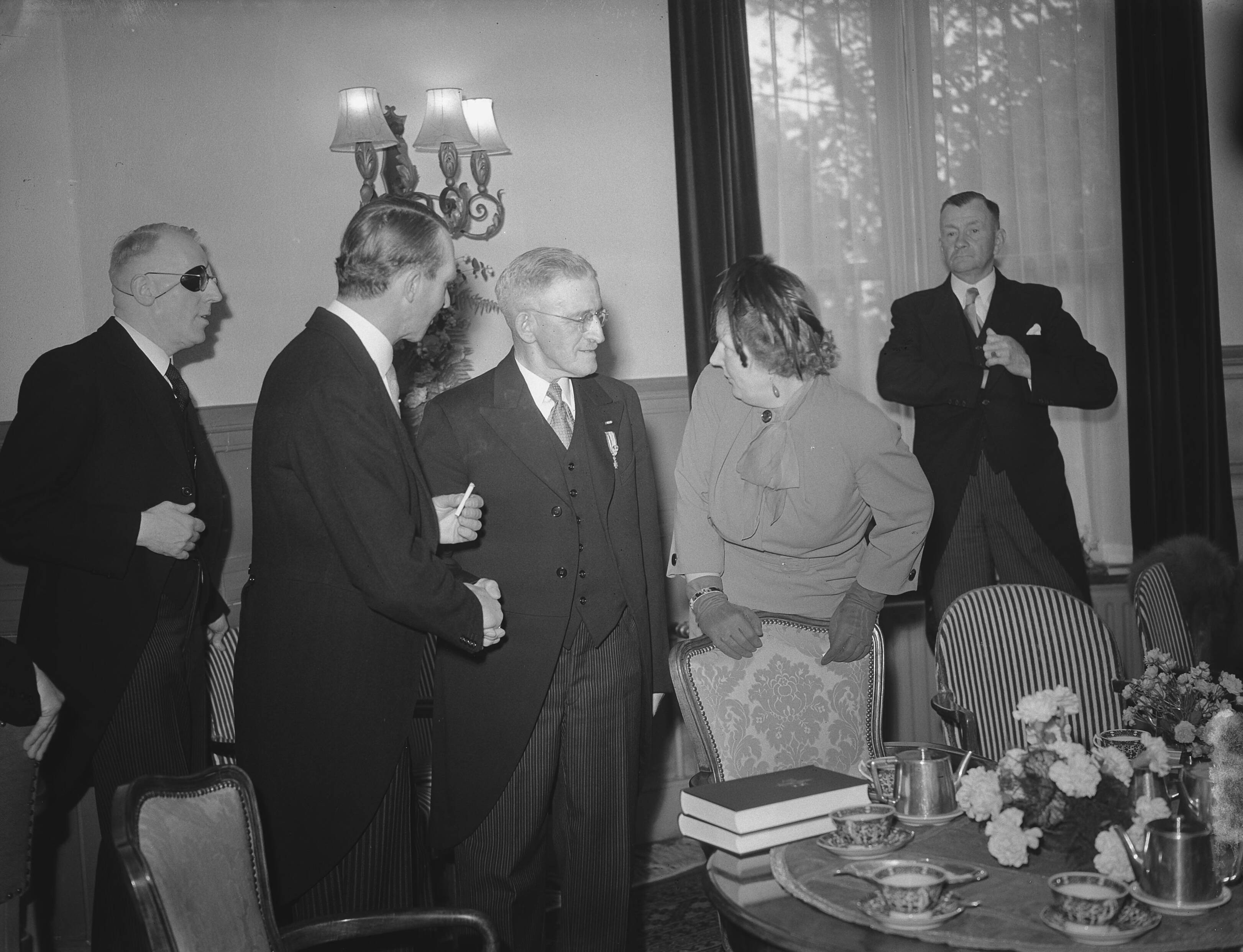 Koningin Juliana bezoekt Leeuwarden — Foto: Bilsen, Joop van / Anefo. — Licentie: Set B: Rechtenvrij / Publiek Domein. Bron: Nationaal Archief. http://hdl.handle.net/10648/a9001da4-d0b4-102d-bcf8-003048976d84