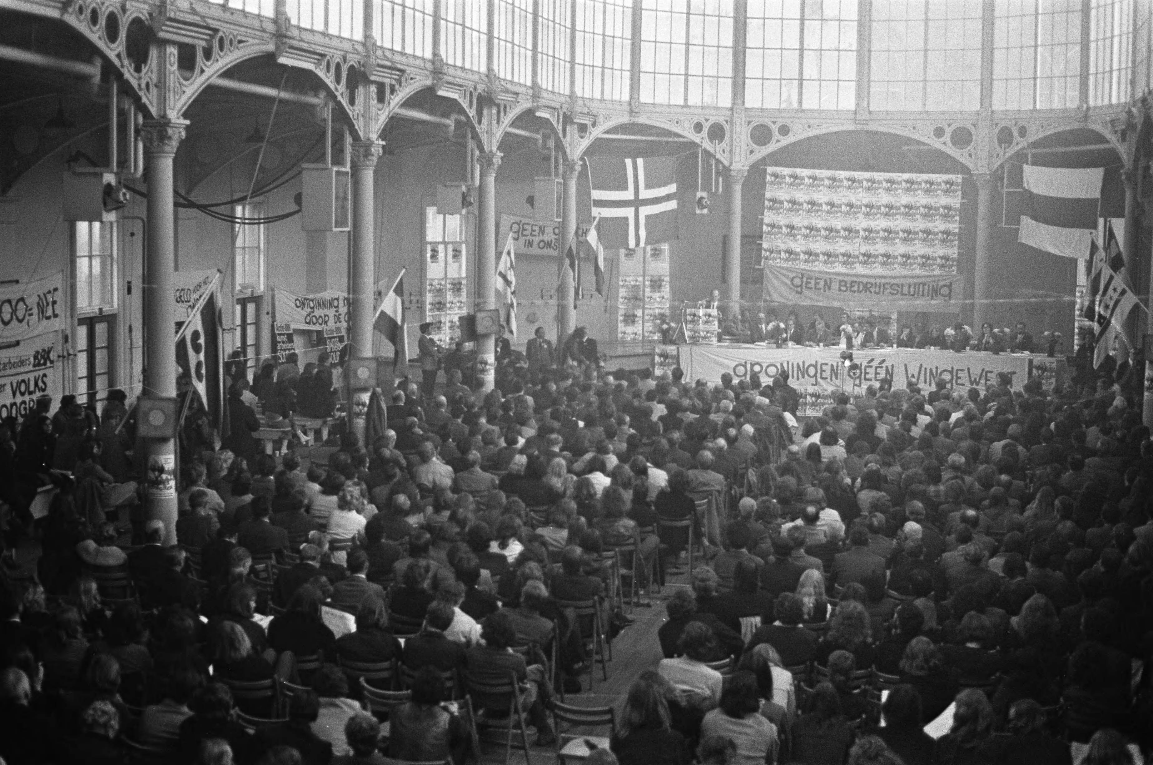 Fotocollectie Anefo — Volkscongres in Korenbeurs te Groningen, overzicht — Foto: Punt, W. / Anefo. Licentie: Set B: Rechtenvrij / Publiek Domein. Bron: Nationaal Archief. http://hdl.handle.net/10648/abe6c874-d0b4-102d-bcf8-003048976d84