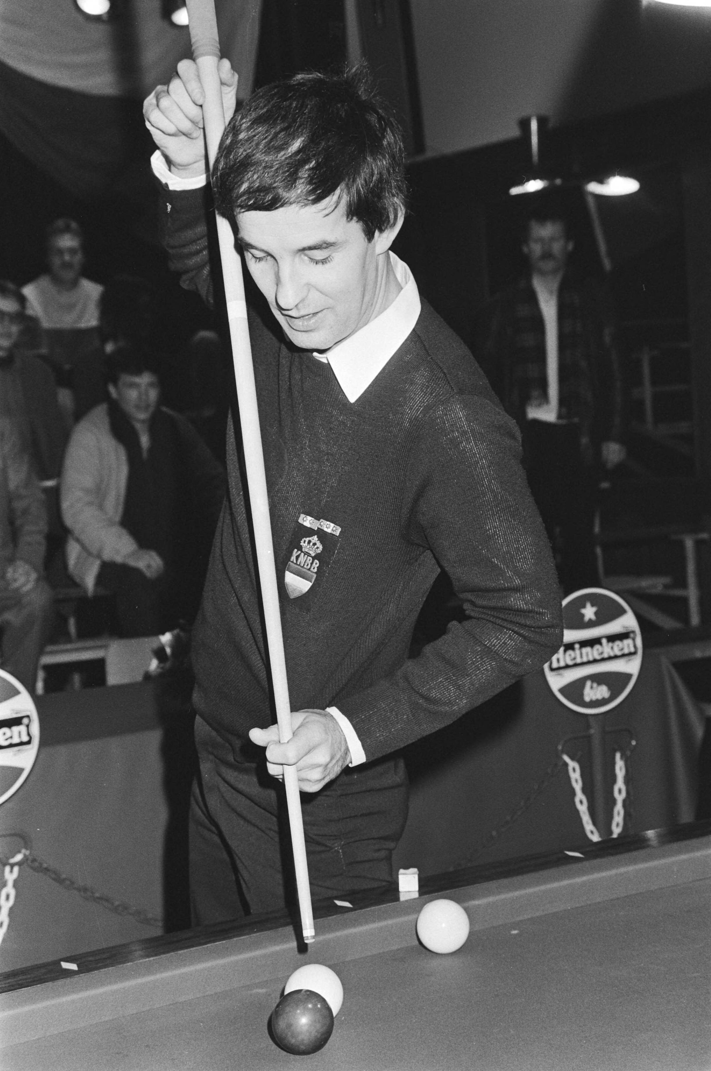 Fotocollectie Anefo — Nederlandse kampioenschappen Biljarten Kunststoten in Haarlem. J. Bessens in aktie — Foto: Dijk, Hans van / Anefo. Licentie: Set B: Rechtenvrij / Publiek Domein. Bron: Nationaal Archief. http://hdl.handle.net/10648/ad0ce2f6-d0b4-102d-bcf8-003048976d84