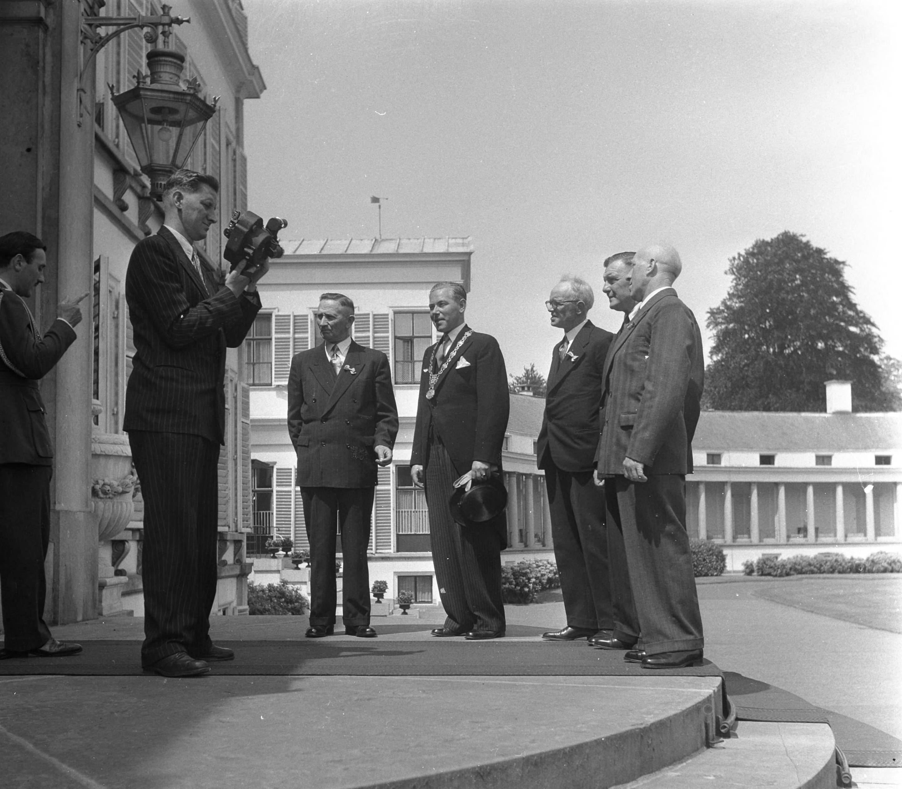 Aanbieding Koninginneharing op Soestdijk — Aanbieding Koninginneharing door de Rijksopperkeurmeester aan koningin Juliana op paleis Soestdijk — Foto: Noske, J.D. / Anefo. Licentie: Set B: Rechtenvrij / Publiek Domein. Bron: Nationaal Archief. http://hdl.handle.net/10648/a8faefaa-d0b4-102d-bcf8-003048976d84