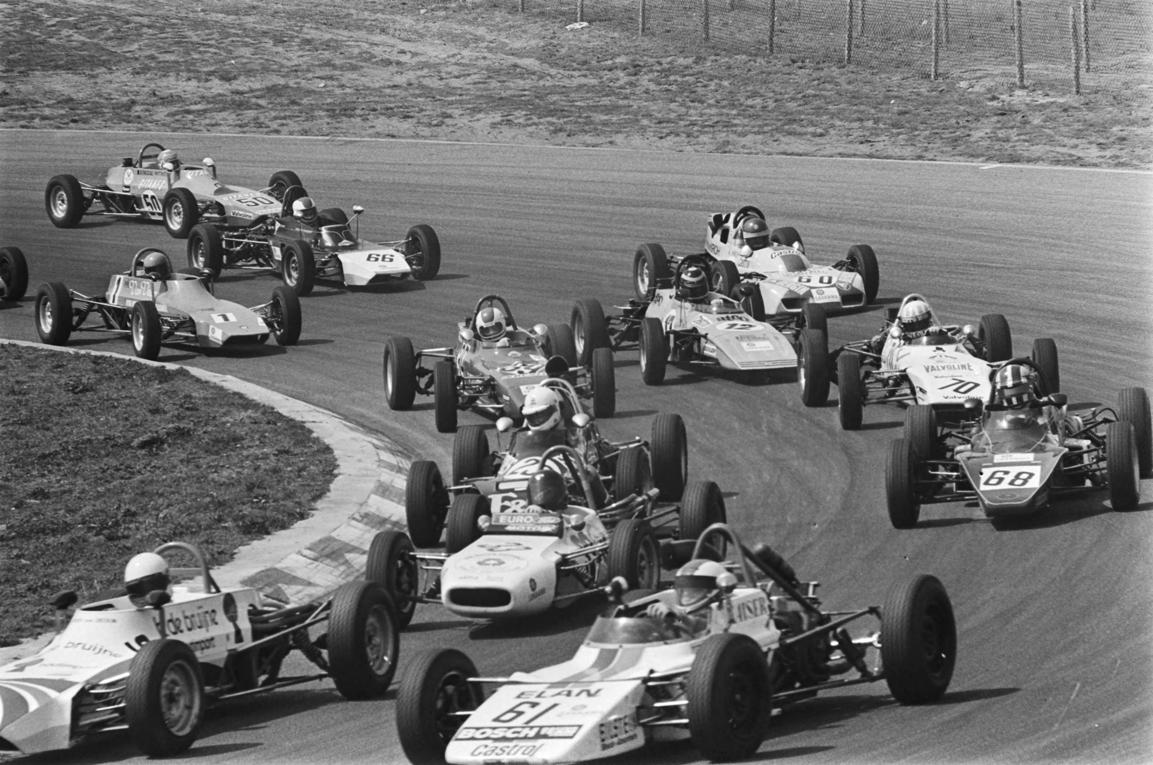 Fotocollectie Anefo — Formule Ford op circuit van Zandvoort, Formule Ford in aktie — Foto: Peters, Hans / Anefo. Licentie: Set B: Rechtenvrij / Publiek Domein. Bron: Nationaal Archief. http://hdl.handle.net/10648/ac833678-d0b4-102d-bcf8-003048976d84