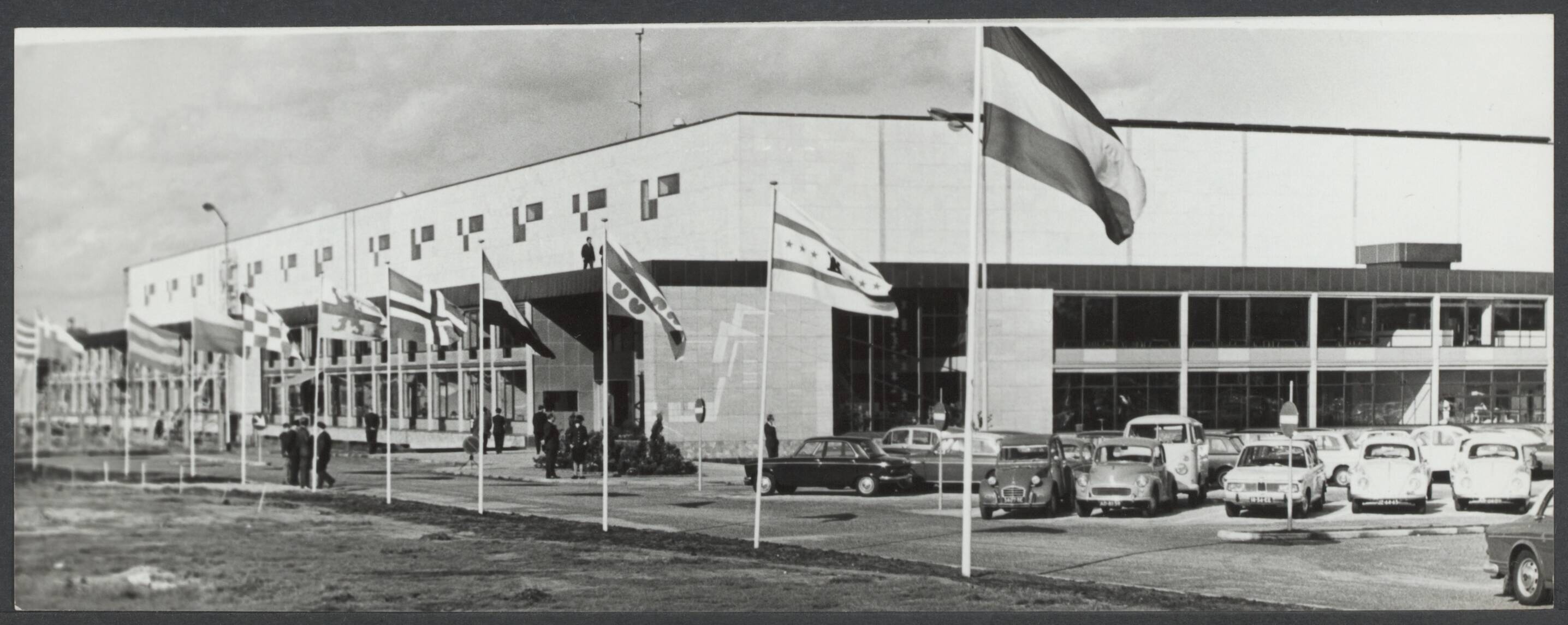 Studiogebouwen — Nieuw N.T.S. studio in gebruik genomen. Overzicht van de nieuwe studiogebouwen — Foto: Kroon, Ron / Anefo. Licentie: Set B: Rechtenvrij / Publiek Domein. Bron: Nationaal Archief. http://hdl.handle.net/10648/1d167ad4-038a-ff70-fd46-fdfb7bf57389