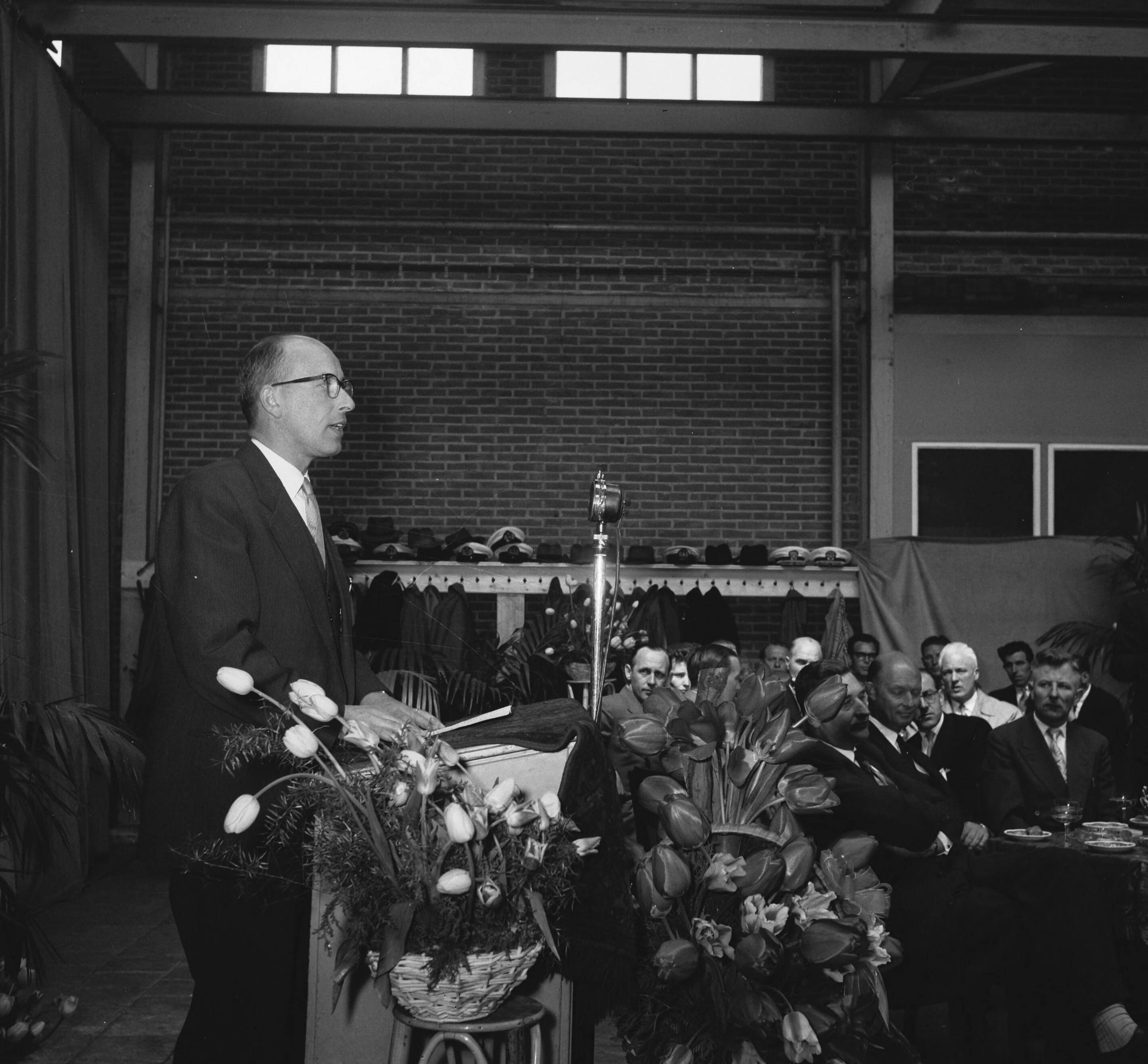 Fotocollectie Anefo — Tewaterlating van de mijnenveger Hr. Ms. "Lisse" bij scheepswerf E.J. Smit & Zn. te Westerbroek. De doopplechtigheid werd verricht door de echtgenote van de burgemeester van Lisse, mevr. W.H.M. de Graaf-Theuling — Foto: Rossem, Wim van / Anefo. Licentie: Set B: Rechtenvrij / Publiek Domein. Bron: Nationaal Archief. http://hdl.handle.net/10648/a9483cc4-d0b4-102d-bcf8-003048976d84