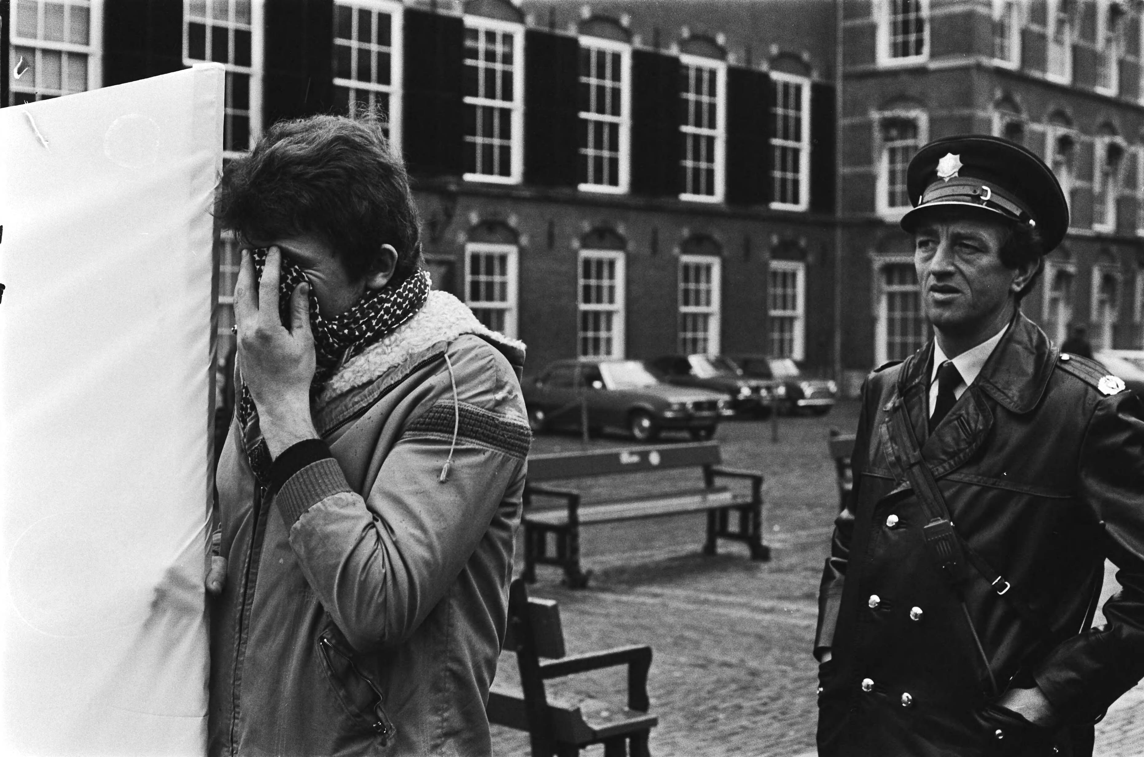 Fotocollectie Anefo — Demonstratie tegen problemen in gevangenissen Den Haag ; demonstrerende RAF-sympathysanten (close, man met sjaal voor gezicht) — Foto: Suyk, Koen / Anefo. Licentie: Set B: Rechtenvrij / Publiek Domein. Bron: Nationaal Archief. http://hdl.handle.net/10648/acb0438e-d0b4-102d-bcf8-003048976d84