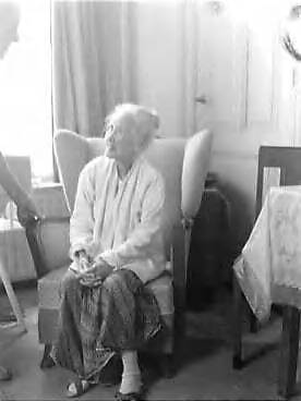 Fotocollectie Anefo — Mevrouw Van Dorp 104 jaar uit Den Haag — Foto: Behrens, Herbert F. / Anefo. Licentie: Set B: Rechtenvrij / Publiek Domein. Bron: Nationaal Archief. http://hdl.handle.net/10648/a95b0bf6-d0b4-102d-bcf8-003048976d84