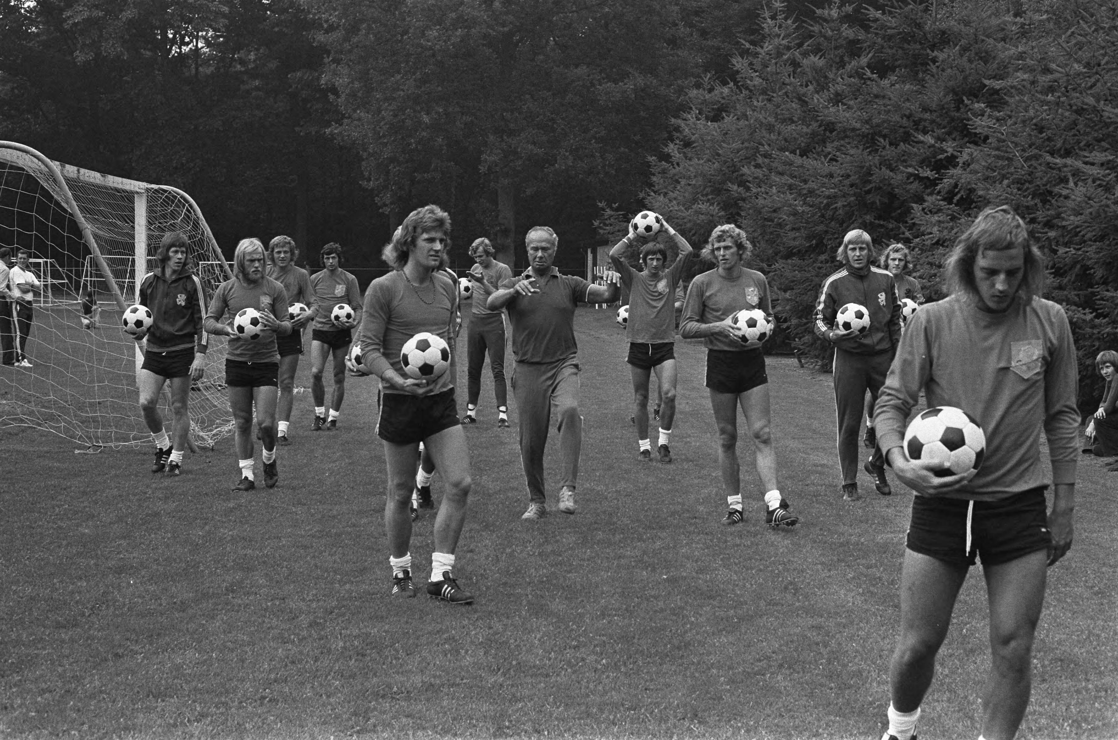 Fotocollectie Anefo — Nederlands elftal traint in Zeist, G. Mühren , Brokamp, Haan, Suurbier, Krol, Van Beveren , Fadhronc, Cruijff en Keizer, Schrijvers, v.d. Kerkhof en Neeskens tijdens training — Foto: Peters, Hans / Anefo. Licentie: Set B: Rechtenvrij / Publiek Domein. Bron: Nationaal Archief. http://hdl.handle.net/10648/ac347c72-d0b4-102d-bcf8-003048976d84
