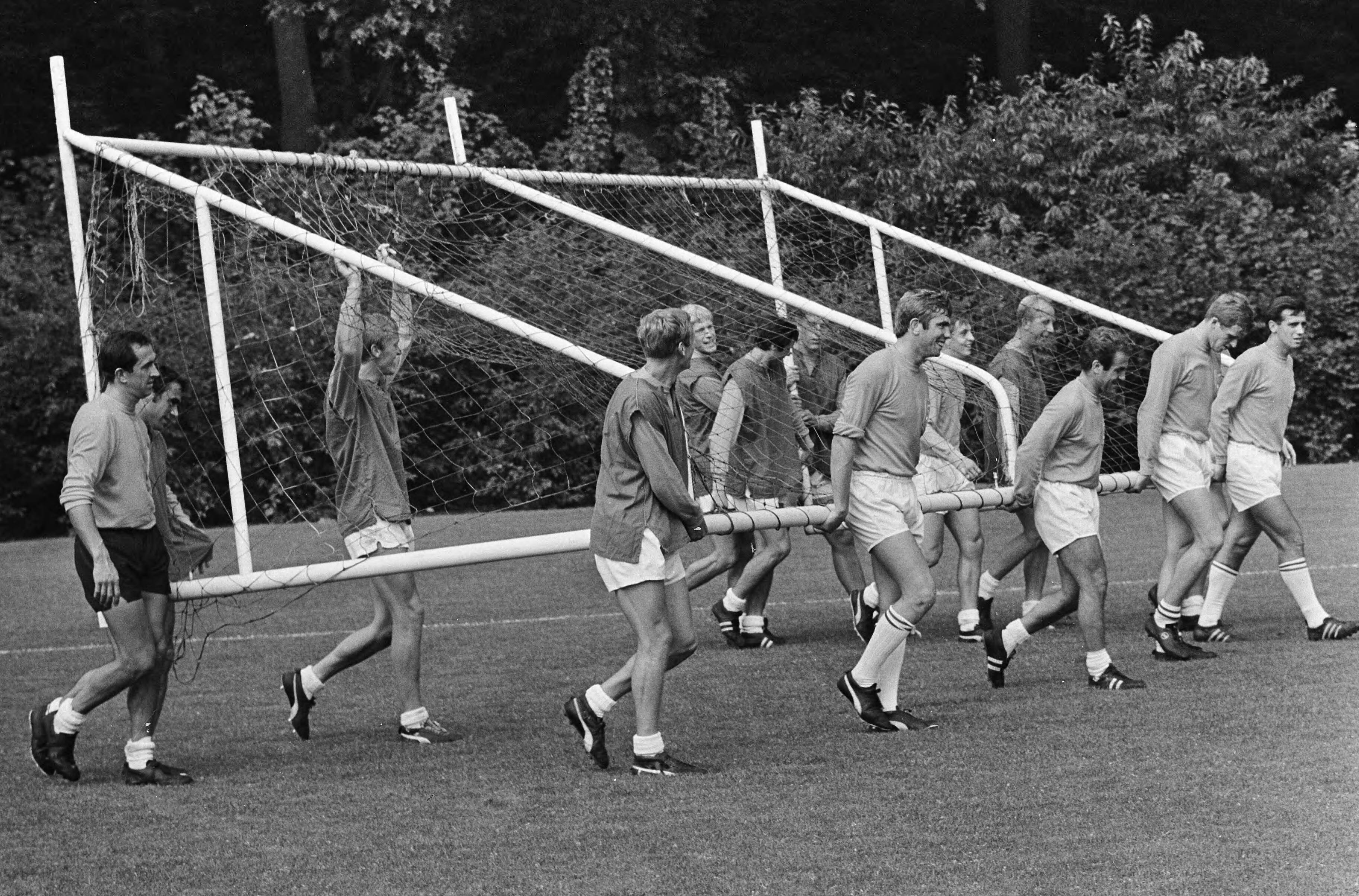 Fotocollectie Anefo — Training Nederlandse elftal in Zeist. Doel wordt versjouwd — Foto: Kroon, Ron / Anefo. Licentie: Set B: Rechtenvrij / Publiek Domein. Bron: Nationaal Archief. http://hdl.handle.net/10648/ab25359c-d0b4-102d-bcf8-003048976d84