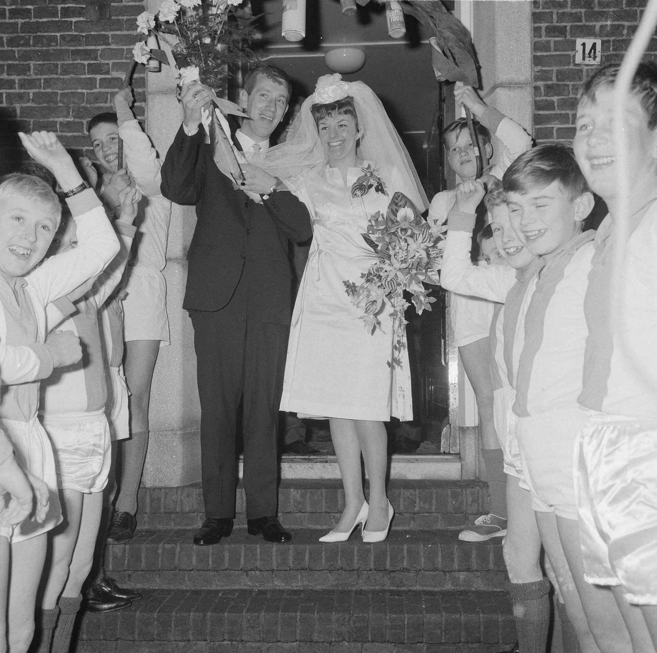 Fotocollectie Anefo — Huwelijk van Ada Smit en Wout Schaft (voetballer van De Volewijckers) (opdracht Volkskrant) — Foto: Gelderen, Hugo van / Anefo. Licentie: Set B: Rechtenvrij / Publiek Domein. Bron: Nationaal Archief. http://hdl.handle.net/10648/aa8ca05c-d0b4-102d-bcf8-003048976d84