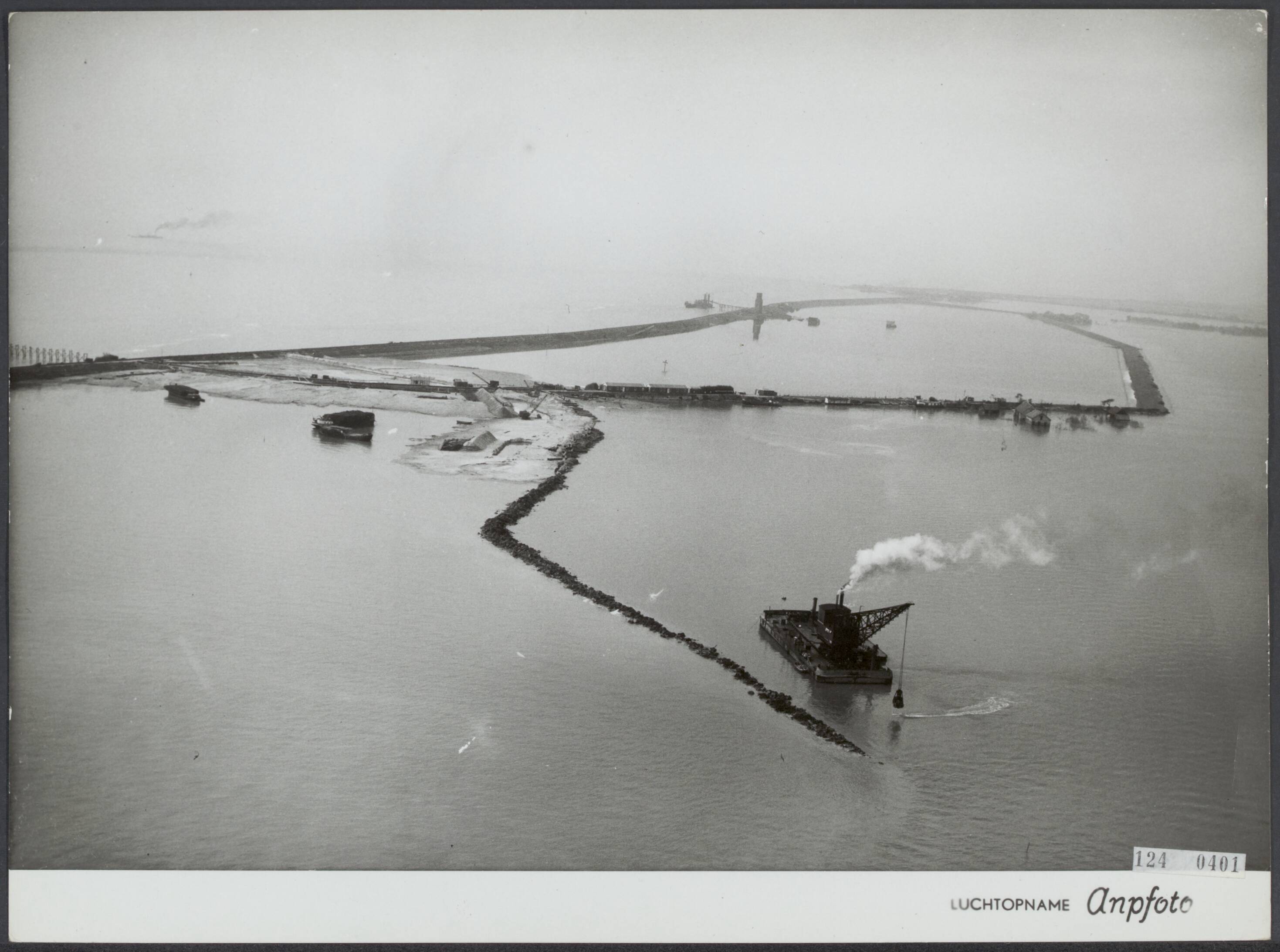 Overstromingen / Watersnoodramp 1953 / Herstel [RVD] — Luchtopname. Werkzaamheden aan de dijk bij Serooskerke (Schouwen-Duiveland). [Watersnoodramp 1953] — Foto: ANP / RVD of rechtenvrij. Licentie: Set B: Rechtenvrij / Publiek Domein. Bron: Nationaal Archief. http://hdl.handle.net/10648/af3201d8-d0b4-102d-bcf8-003048976d84