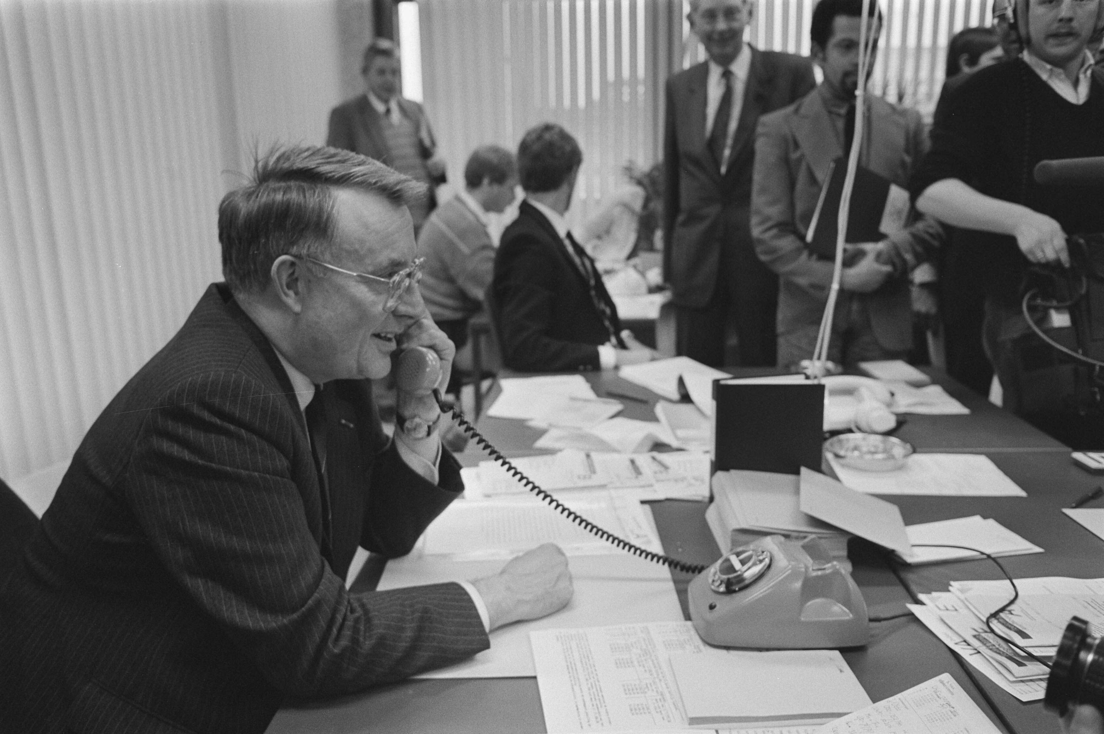 Fotocollectie Anefo — Staatssecretaris Koning stelt de belastingtelefoon in gebruik, Koning staat belastingplichtigen te woordop het kantoor van belasting — Foto: Croes, Rob C. / Anefo. Licentie: Set B: Rechtenvrij / Publiek Domein. Bron: Nationaal Archief. http://hdl.handle.net/10648/ad4290e0-d0b4-102d-bcf8-003048976d84