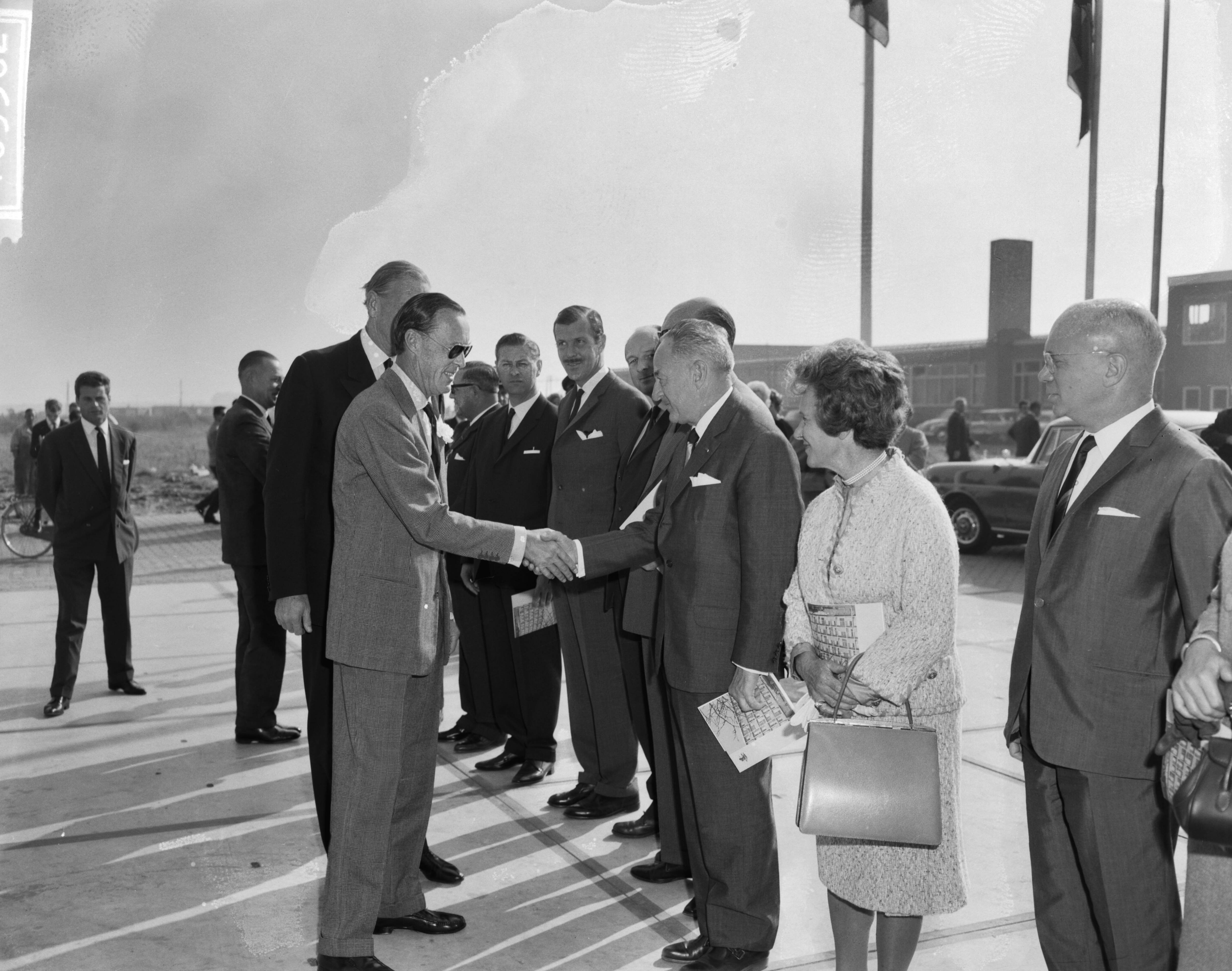 Fotocollectie Anefo — Prins Bernhard opende te Zaandam nieuwe fabriek "Indeco Coignet NV" , de Prins schudt handen na aankomst — Foto: Bilsen, Joop van / Anefo. Licentie: Set B: Rechtenvrij / Publiek Domein. Bron: Nationaal Archief. http://hdl.handle.net/10648/aa7b4e88-d0b4-102d-bcf8-003048976d84