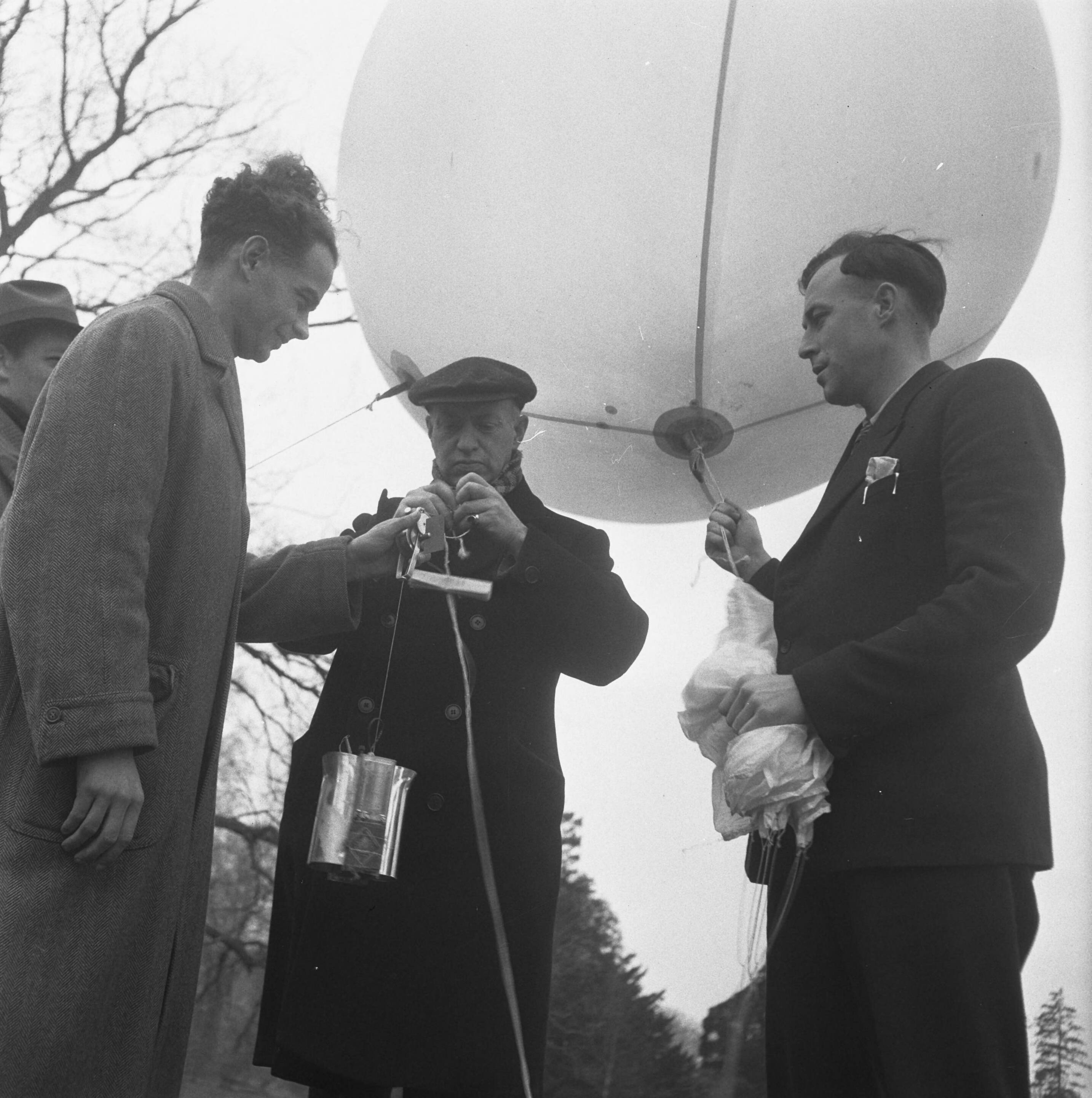 Fotocollectie Anefo — Meteorologisch Instituut te Den Bilt — Foto: Breijer, Charles / Anefo. Licentie: Set B: Rechtenvrij / Publiek Domein. Bron: Nationaal Archief. http://hdl.handle.net/10648/a89b29da-d0b4-102d-bcf8-003048976d84