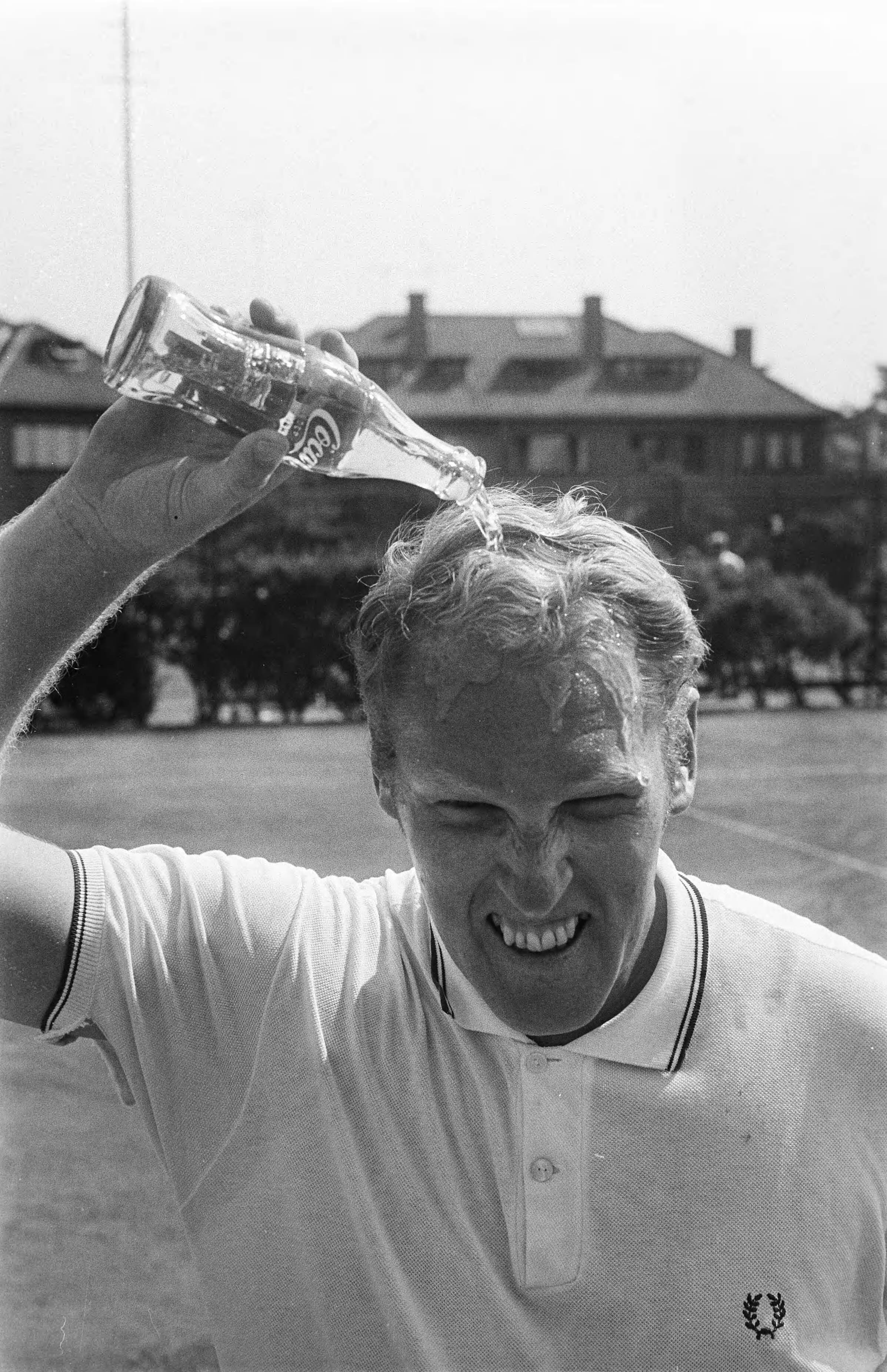Fotocollectie Anefo — Nationale tenniskampioenschappen op Mets-banen te Scheveningen: Ron Van Gelder gooit water over zijn hoofd — Foto: Koch, Eric / Anefo. Licentie: Set B: Rechtenvrij / Publiek Domein. Bron: Nationaal Archief. http://hdl.handle.net/10648/ab75c458-d0b4-102d-bcf8-003048976d84
