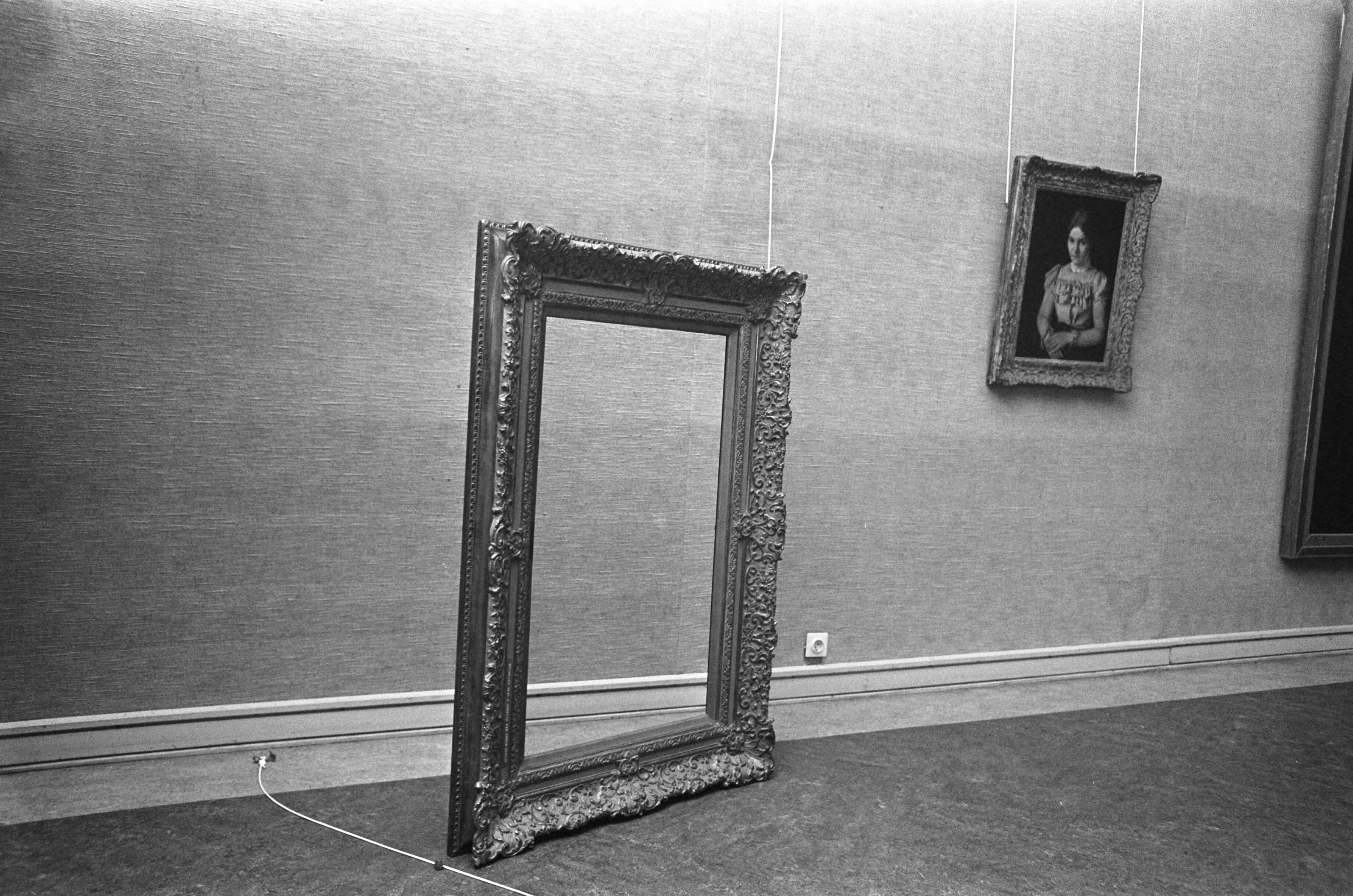 Fotocollectie Anefo — Acht schilderijen gestolen uit het Singer Museum te Laren. Een lege lijst — Foto: Evers, Joost / Anefo. Licentie: Set B: Rechtenvrij / Publiek Domein. Bron: Nationaal Archief. http://hdl.handle.net/10648/ab779eb8-d0b4-102d-bcf8-003048976d84