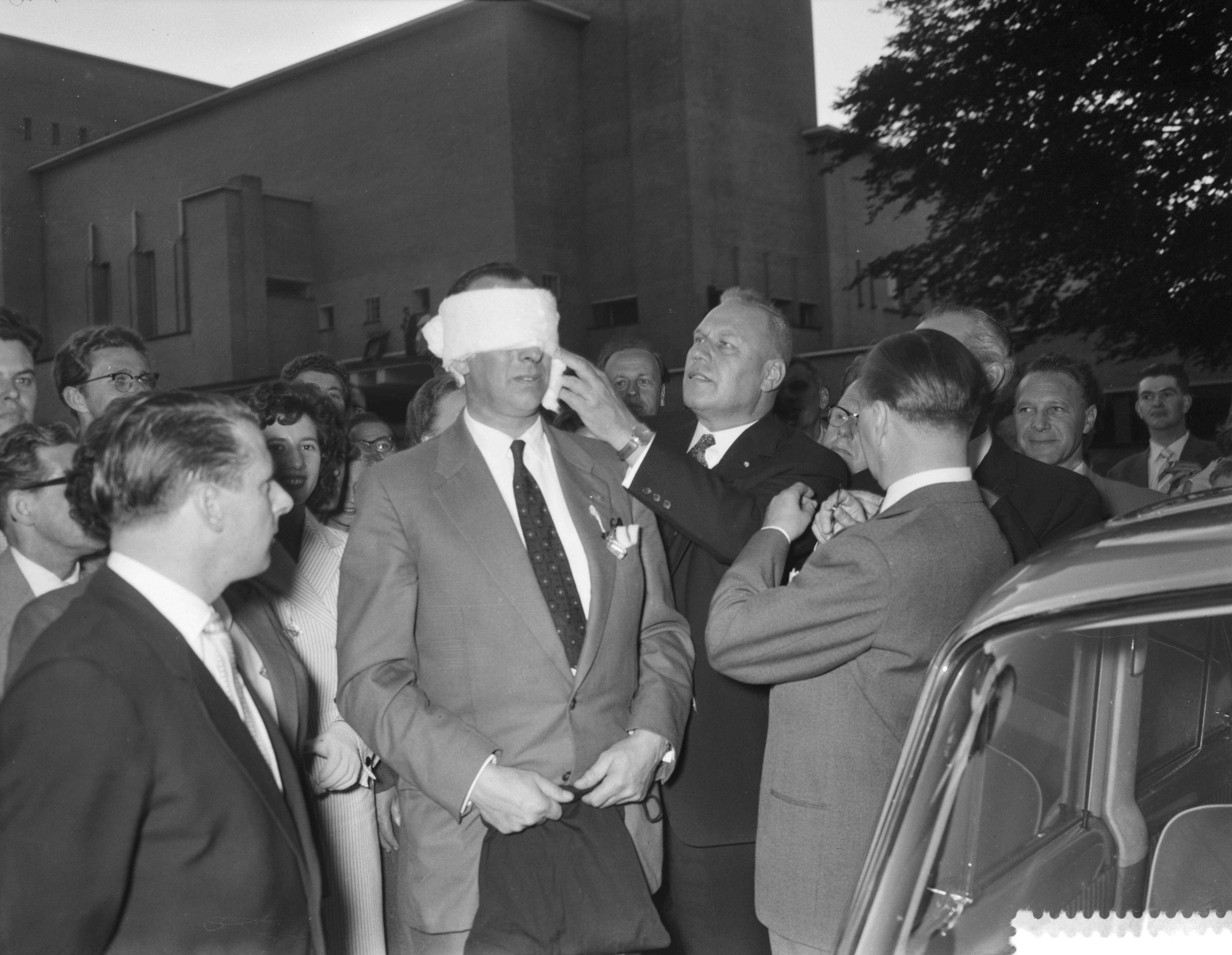 Fotocollectie Anefo — Goochelaarscongres in Hilversum — Foto: Noske, J.D. / Anefo. Licentie: Set B: Rechtenvrij / Publiek Domein. Bron: Nationaal Archief. http://hdl.handle.net/10648/a97d9bbc-d0b4-102d-bcf8-003048976d84