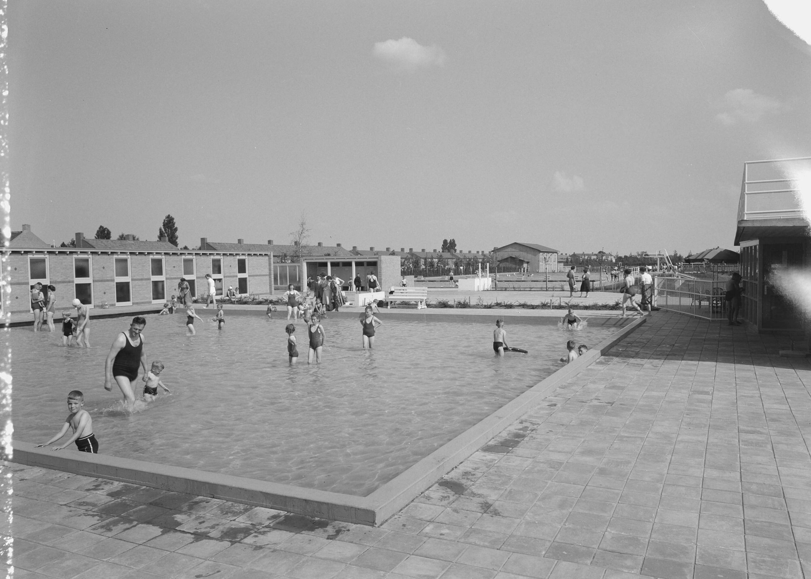 Fotocollectie Nederlandse Heidemaatschappij — Zwembad Stadskanaal — Foto: Nijhof, [...] / Heidemij. Licentie: Set B: Rechtenvrij / Publiek Domein. Bron: Nationaal Archief. http://hdl.handle.net/10648/ae785ce2-d0b4-102d-bcf8-003048976d84