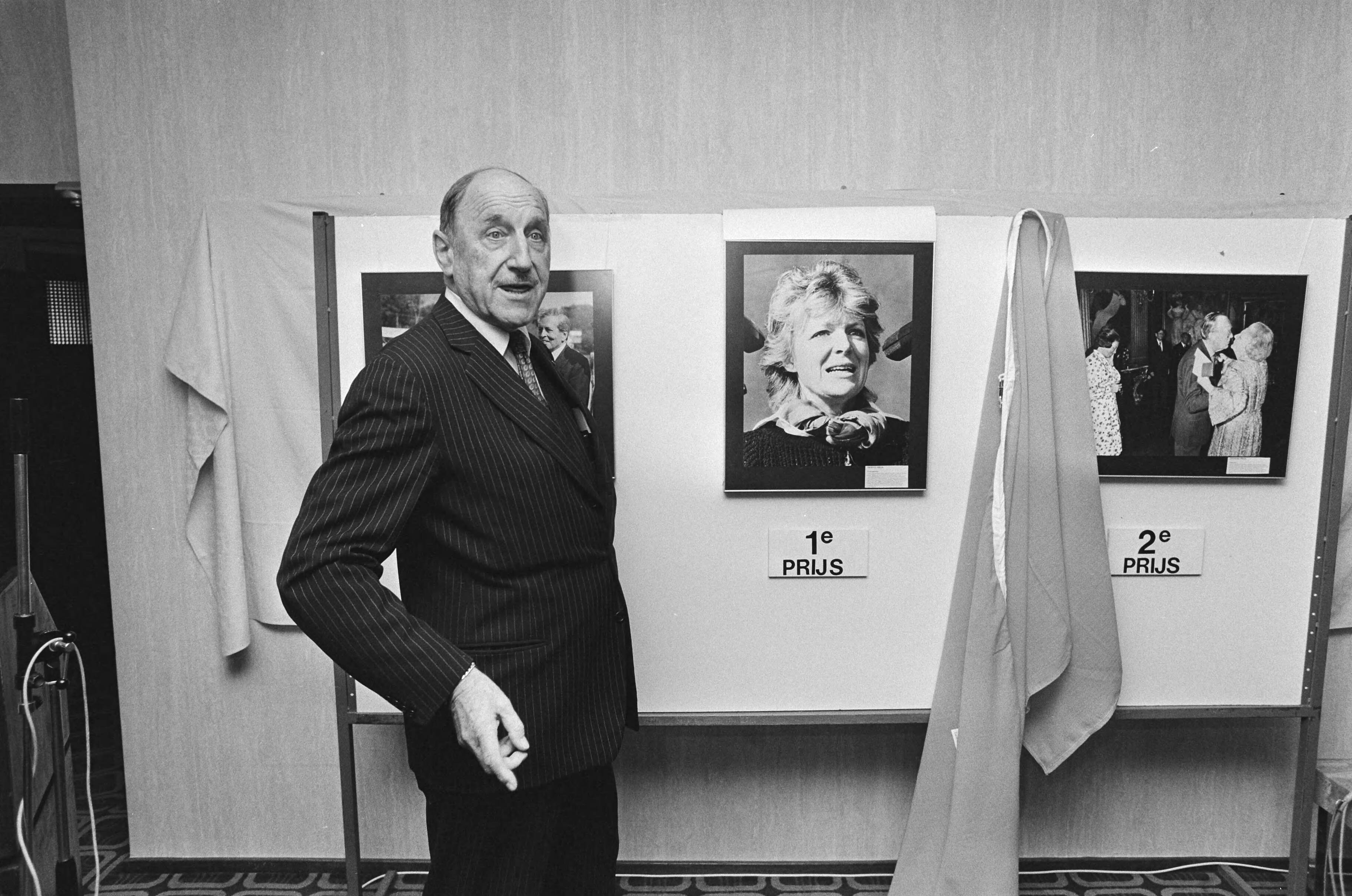 Fotocollectie Anefo — Mr. J. M. A. H. Luns heeft vandaag in Scheveningen het Oranje Wisselobejctief uitgereikt aan Anefo fotograaf Rob C. Croes — Foto: Bogaerts, Rob / Anefo. Licentie: Set B: Rechtenvrij / Publiek Domein. Bron: Nationaal Archief. http://hdl.handle.net/10648/ad3df774-d0b4-102d-bcf8-003048976d84