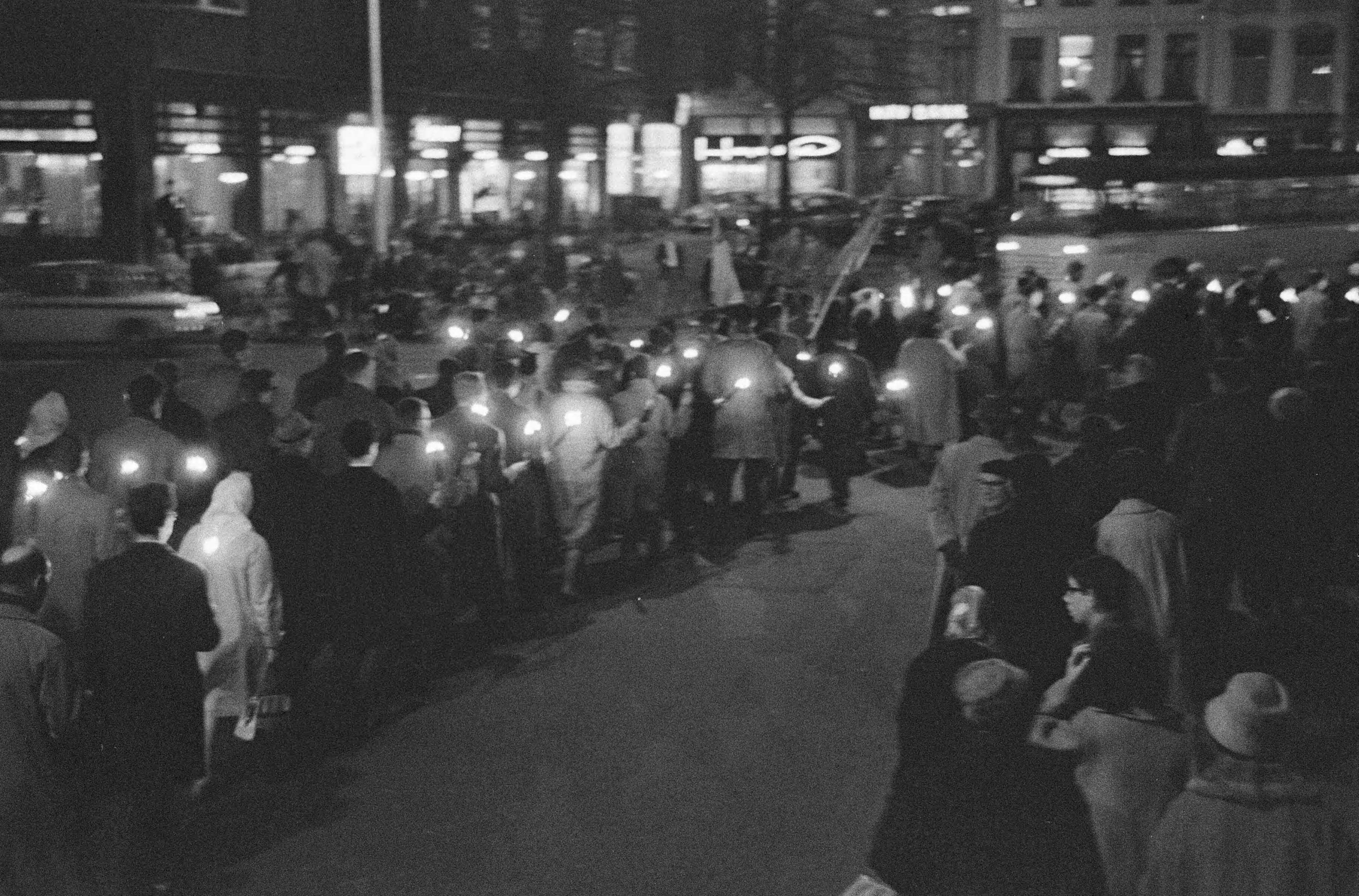 Fotocollectie Anefo — Fakkeloptocht van Hongaarse vluchtelingen in Den Haag ter herdenking van de opstand van 1956 — Foto: Pot, Harry / Anefo. Licentie: Set B: Rechtenvrij / Publiek Domein. Bron: Nationaal Archief. http://hdl.handle.net/10648/a9ea7200-d0b4-102d-bcf8-003048976d84