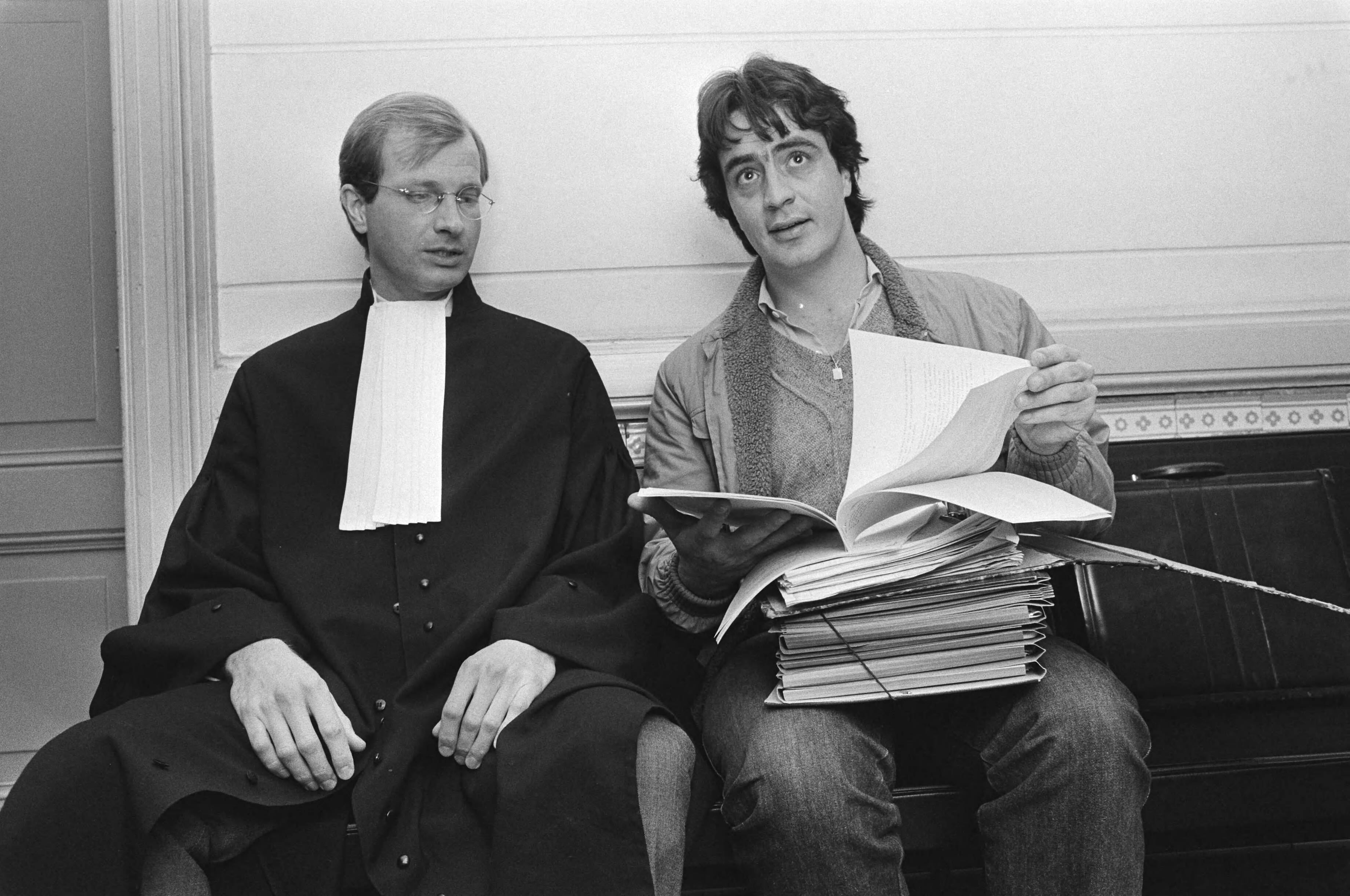 Fotocollectie Anefo — Kort geding Geïllustreerde Pers tegen onroerend goed-handelaar Ronald van der Putte (Haarlem). Mr. H.J.M. Storms en Pieter Storms (r.) — Foto: Bogaerts, Rob / Anefo. Licentie: Set B: Rechtenvrij / Publiek Domein. Bron: Nationaal Archief. http://hdl.handle.net/10648/ad0de5b6-d0b4-102d-bcf8-003048976d84