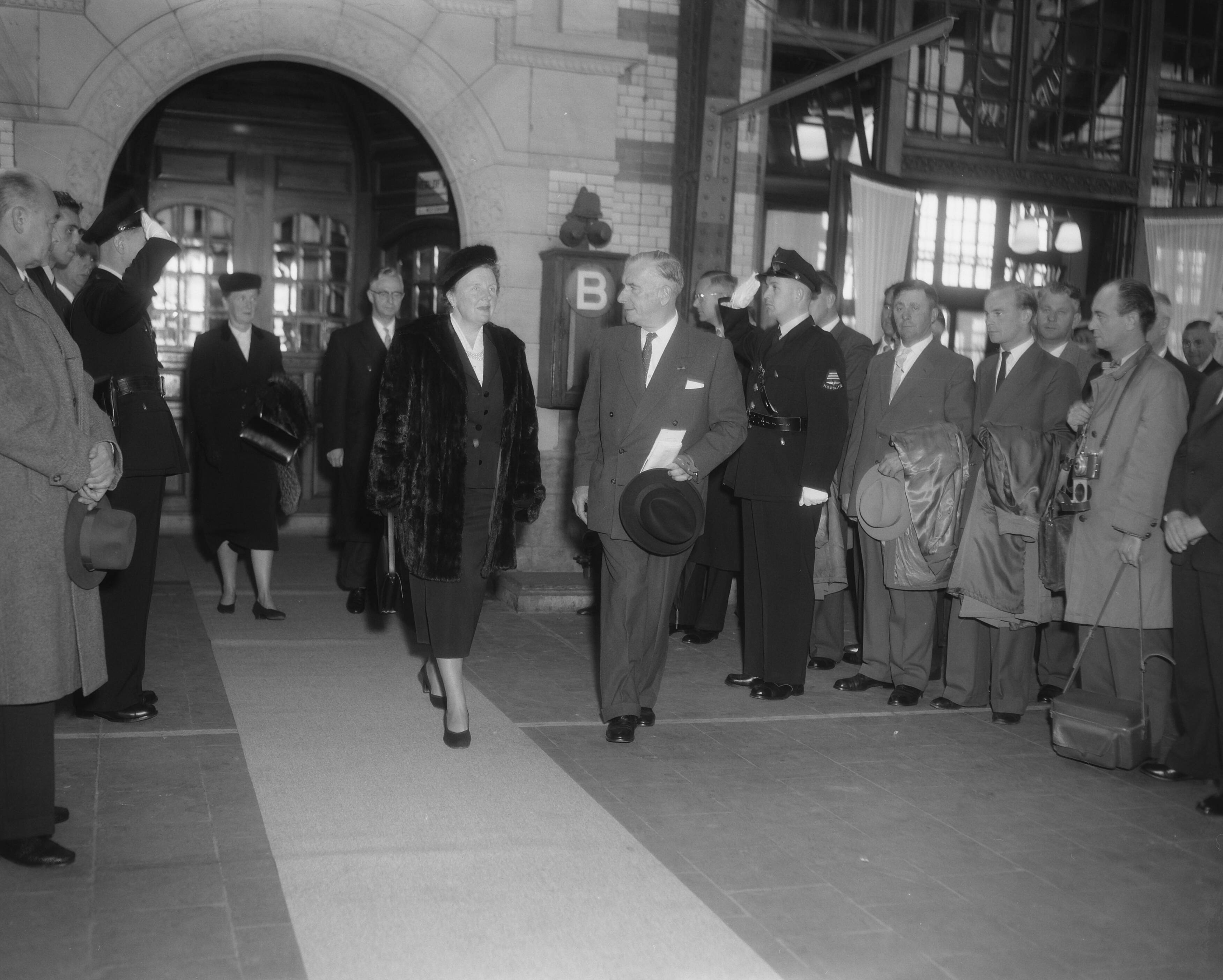 Opening van de Velsertunnel door koningin Juliana — Opening van de Velsertunnel door koningin Juliana. Koningin Juliana en ir. F.Q. den Hollander, president-directeur van de NS, betreden het station te Haarlem voor de opening van de spoorwegtunnel naar Velsen — Foto: Pot, Harry / Anefo. Licentie: Set B: Rechtenvrij / Publiek Domein. Bron: Nationaal Archief. http://hdl.handle.net/10648/a96b11e0-d0b4-102d-bcf8-003048976d84