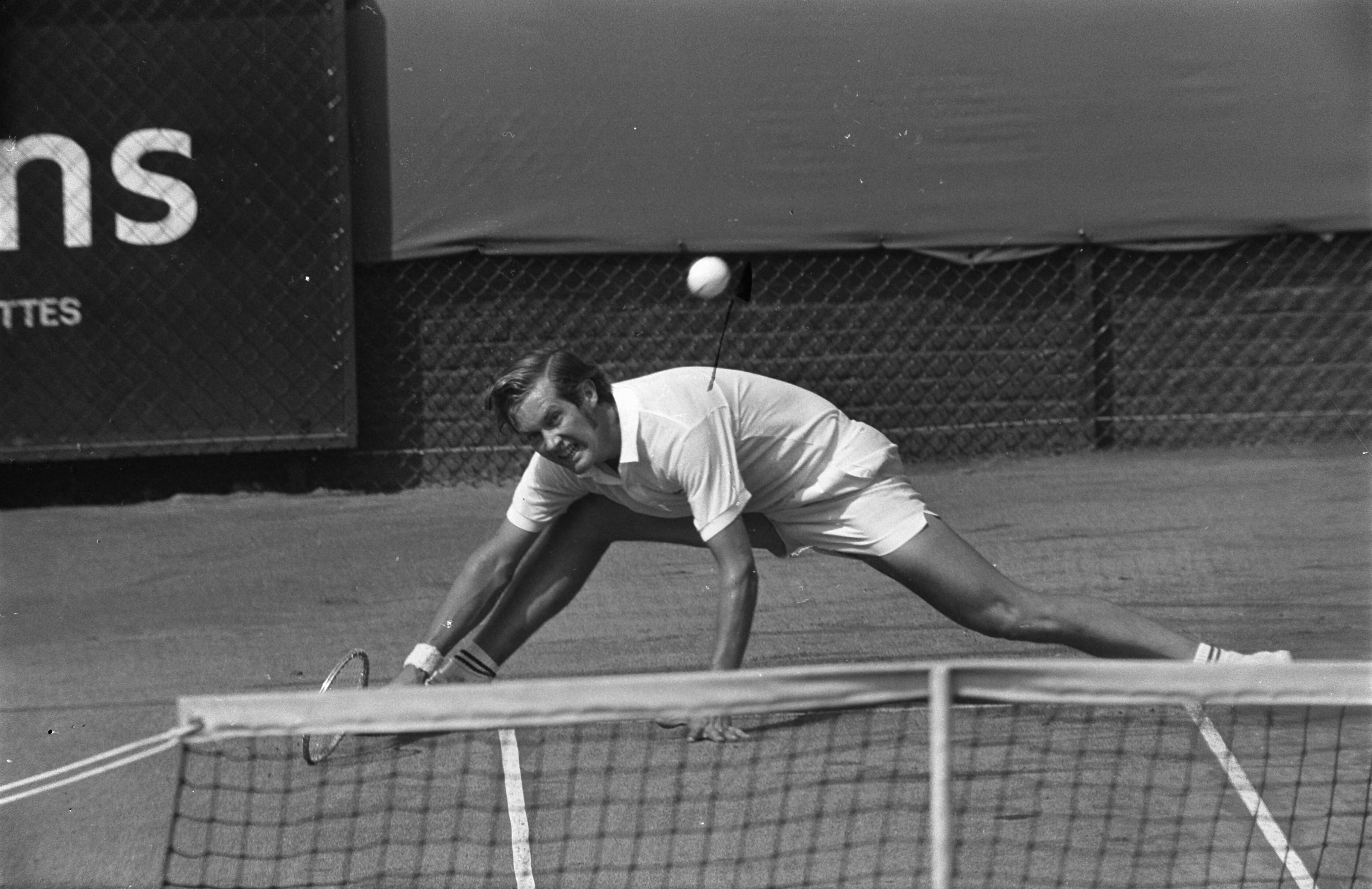 Fotocollectie Anefo — Internationale tenniskampioenschappen in Hilversum ('t Melkhuisje ); Kalogeropoulos (Griekenland) in aktie — Foto: Koch, Eric / Anefo. Licentie: Set B: Rechtenvrij / Publiek Domein. Bron: Nationaal Archief. http://hdl.handle.net/10648/ab9e12d2-d0b4-102d-bcf8-003048976d84