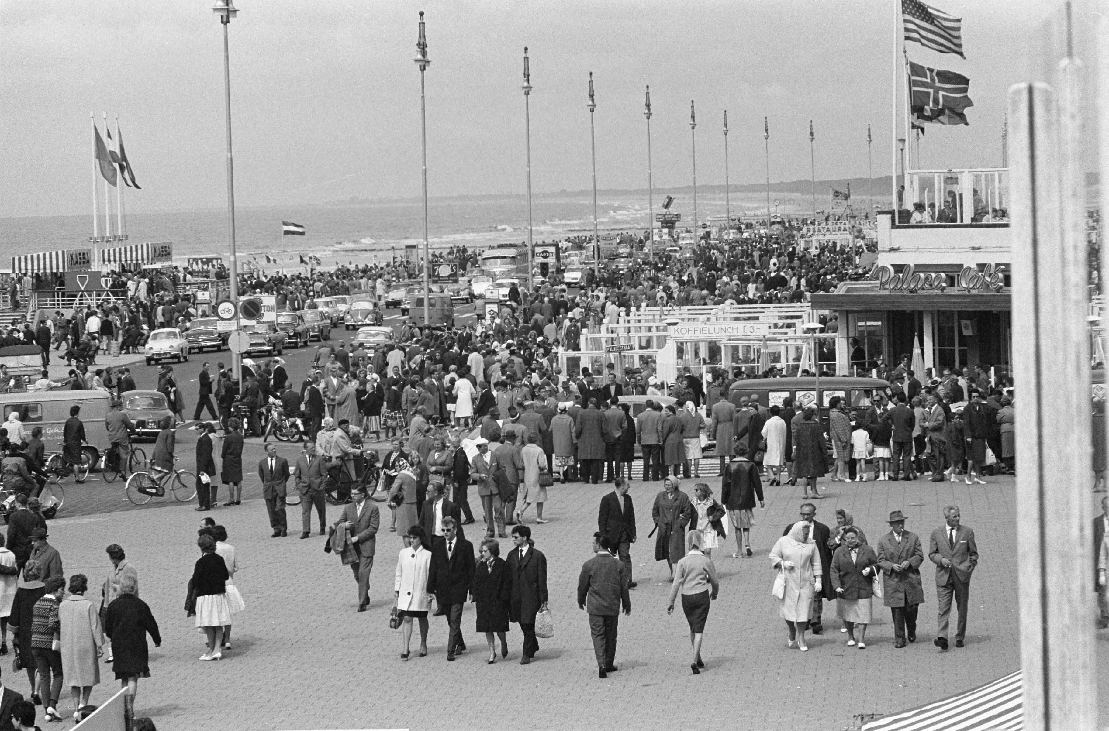 Fotocollectie Anefo — Pinkster-drukte in Scheveningen — Foto: Koch, Eric / Anefo. Licentie: Set B: Rechtenvrij / Publiek Domein. Bron: Nationaal Archief. http://hdl.handle.net/10648/aa0c06f4-d0b4-102d-bcf8-003048976d84
