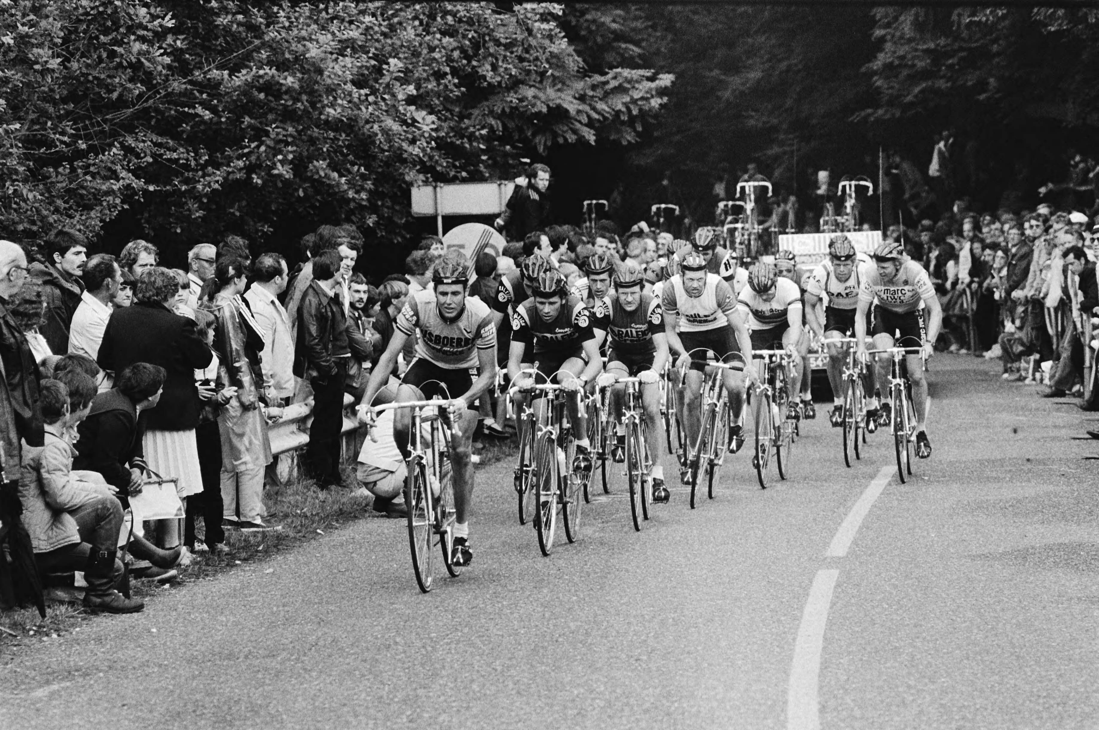 Fotocollectie Anefo — Nederlands Kampioenschap Wielrennen Profs op de weg te Geulle; kampioen Johan van der Velde — Foto: Antonisse, Marcel / Anefo. Licentie: Set B: Rechtenvrij / Publiek Domein. Bron: Nationaal Archief. http://hdl.handle.net/10648/ace3081e-d0b4-102d-bcf8-003048976d84