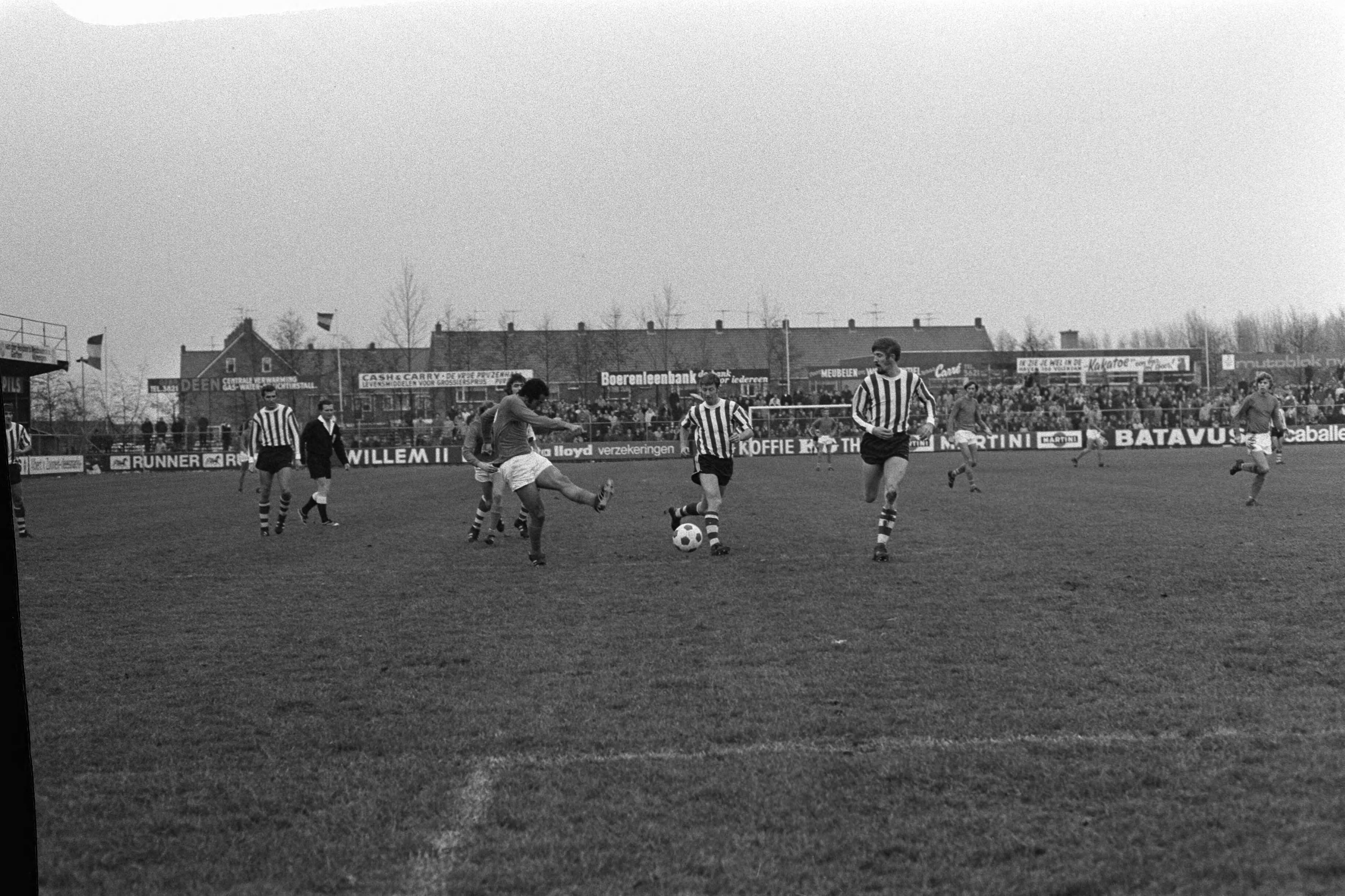 Fotocollectie Anefo — Volendam tegen Sparta 102, spelmomenten — Foto: Evers, Joost / Anefo. Licentie: Set B: Rechtenvrij / Publiek Domein. Bron: Nationaal Archief. http://hdl.handle.net/10648/abdb8090-d0b4-102d-bcf8-003048976d84